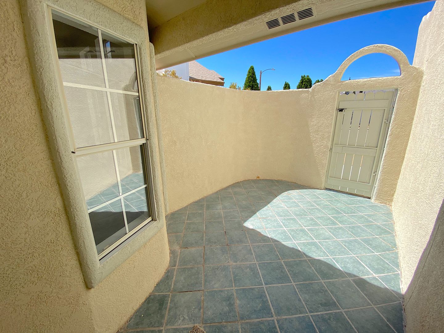 Beautiful North Hills Refrig A/C Home with Pool! – photo 2