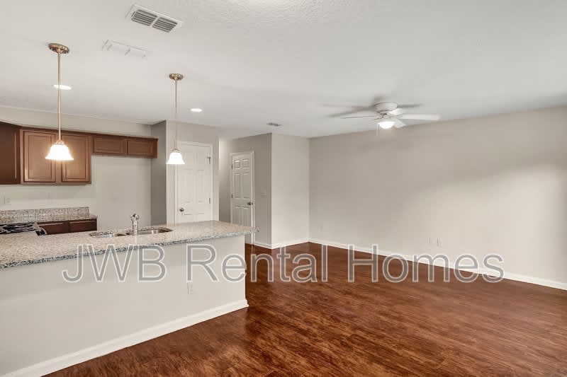 647 Melba St – photo 3