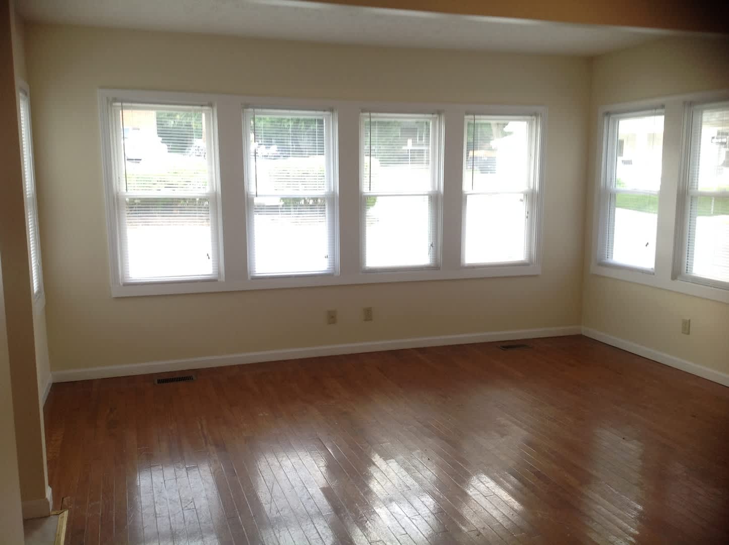 Available August 2027 5 Bedroom 3 Bathrooms House Downtown – photo 2