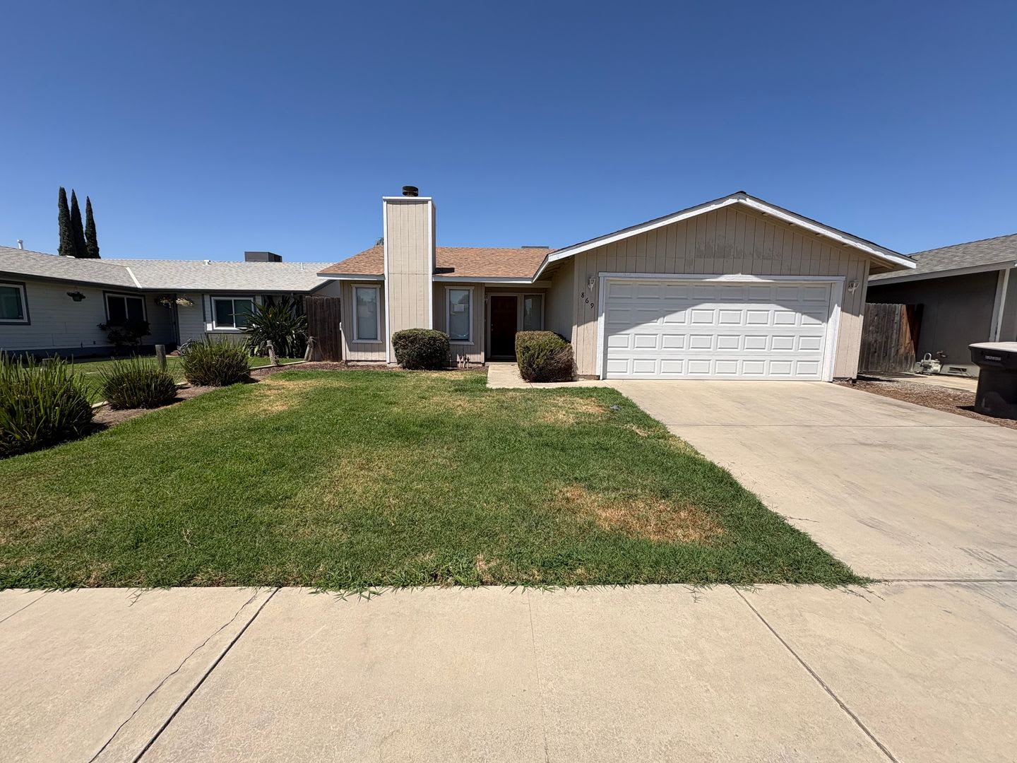 Cozy Home On Spacious Lot In Tulare Available Now! – photo 1