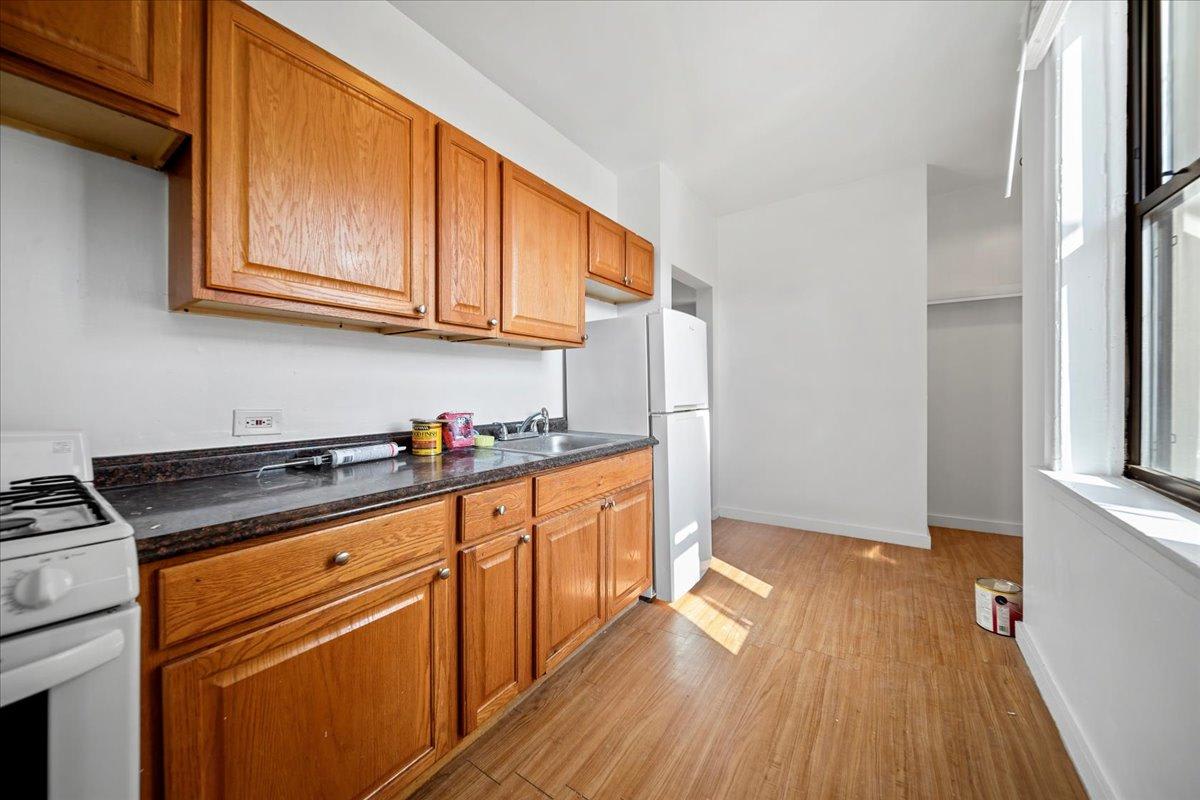 627 W Roscoe St – photo 4