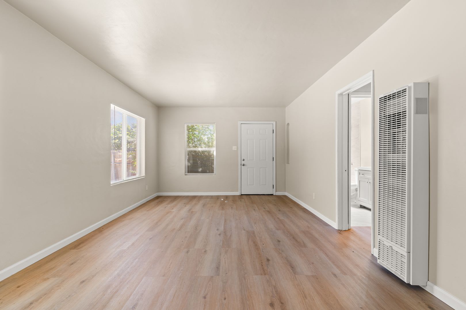 Fully Remodeled Oakland 2 Bed w/ Off-Street Parking & Beautiful Cabinets – photo 5