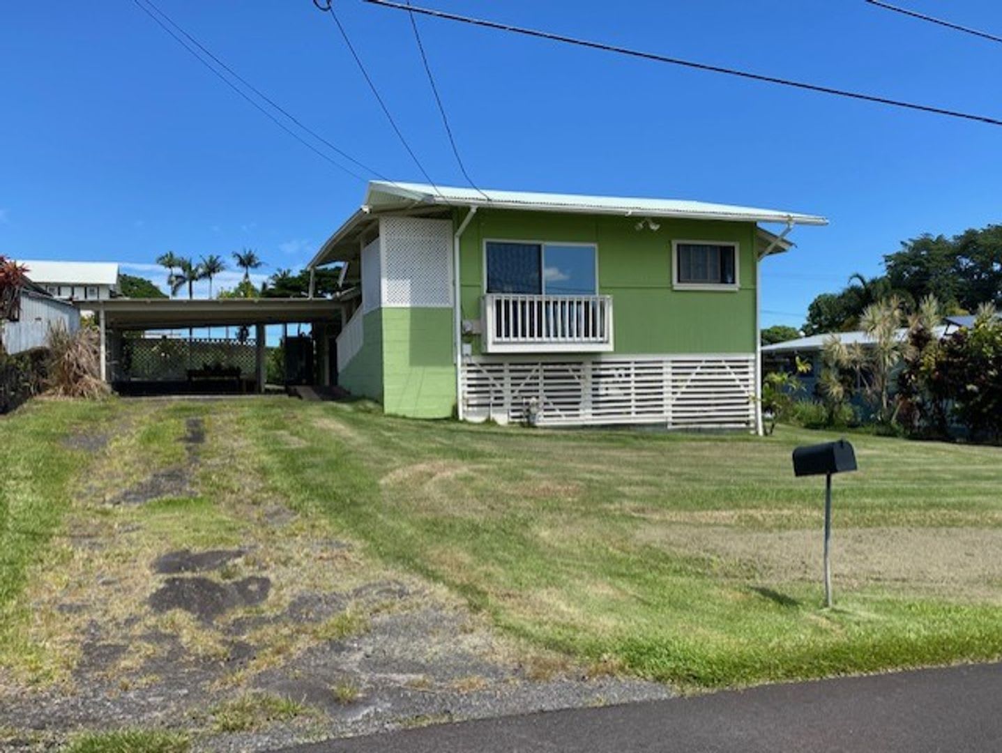 CLOSE TO TOWN WITH OCEAN VIEWS! – photo 2