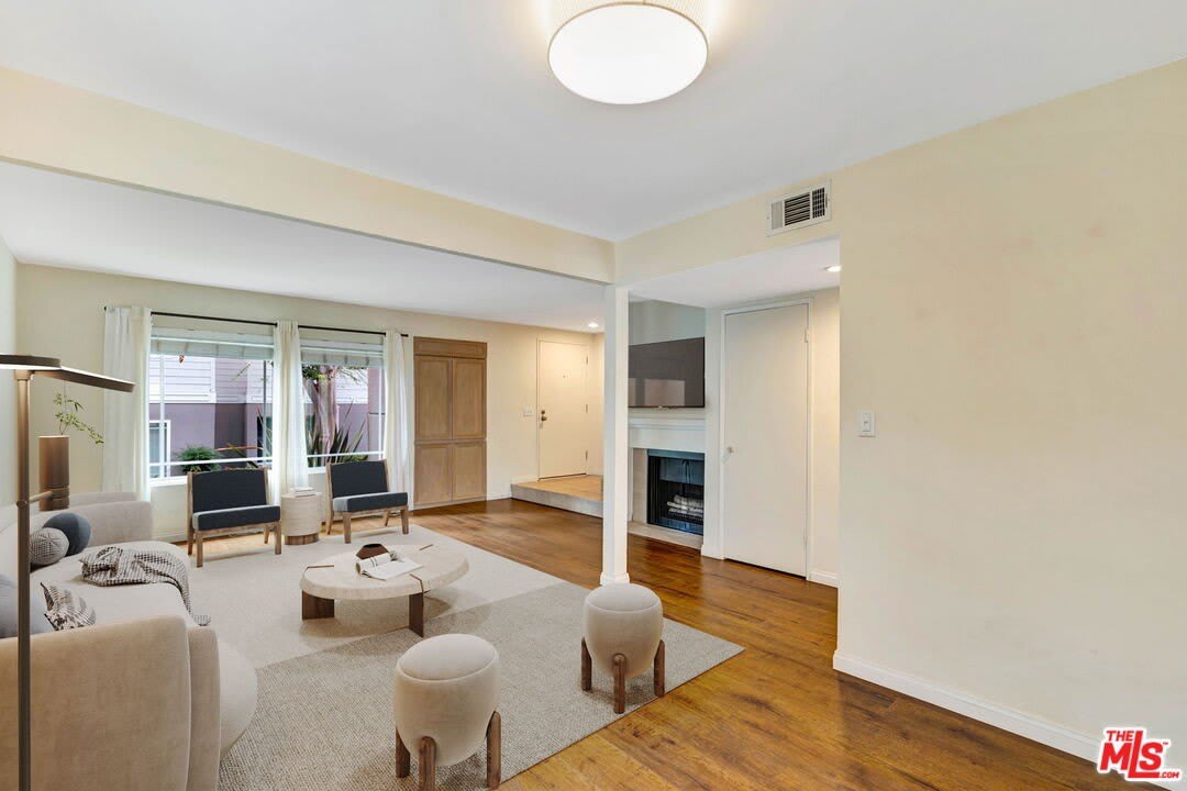 10239 White Oak Ave – photo 1