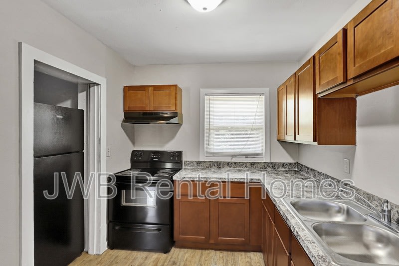31 45th St W – photo 4