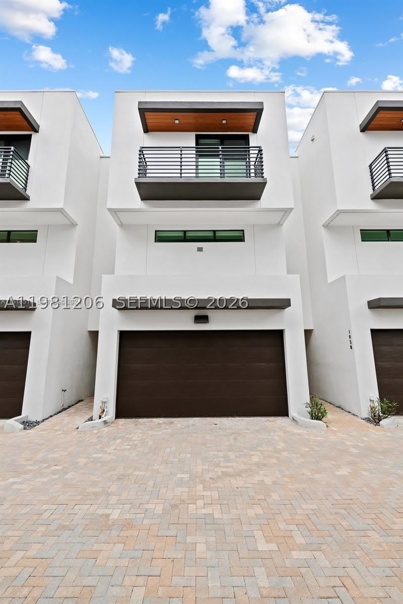 1056 N Victoria Park Rd – photo 3