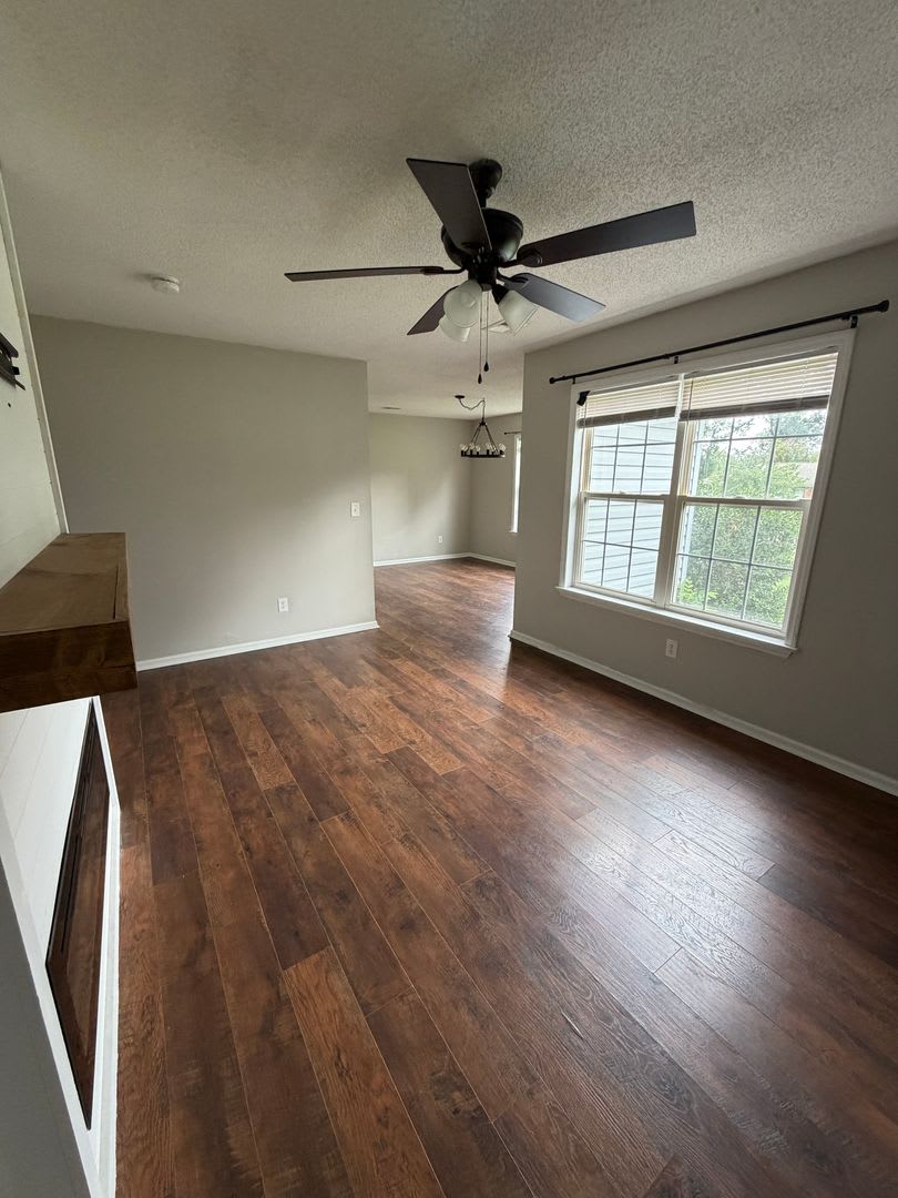 3 bedrooms, large lot, updated interior! – photo 4
