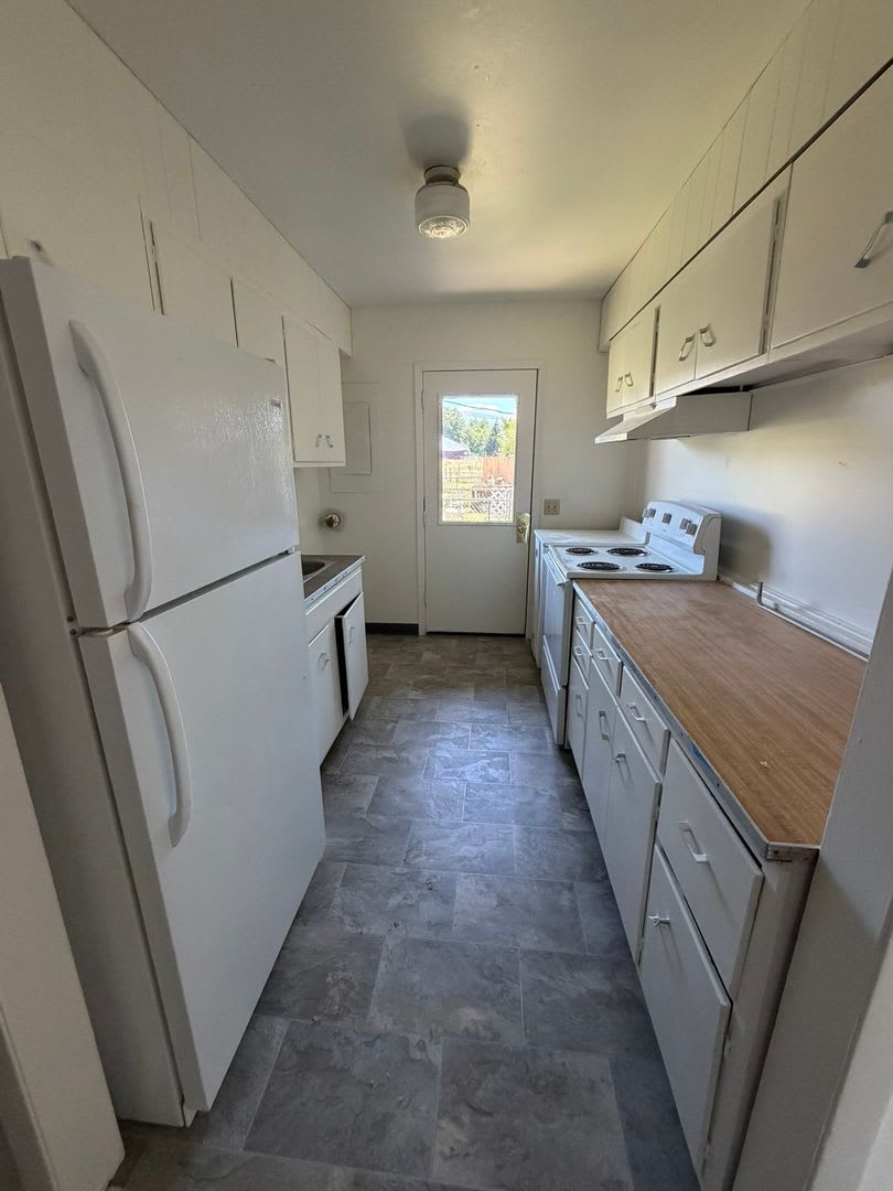 Newly Renovated 2 Bedroom, 1 Bathroom Triplex – photo 3