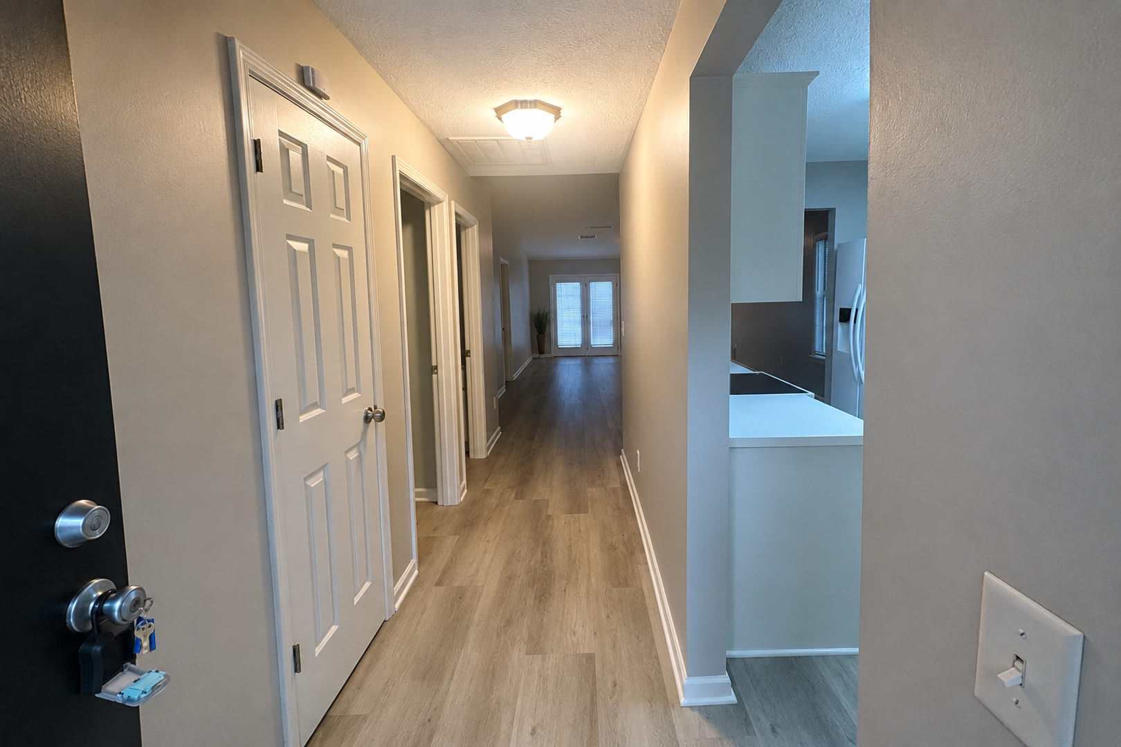 Charming Corner-Lot End Unit with Private Courtyard in Prime Lexington Location! – photo 3