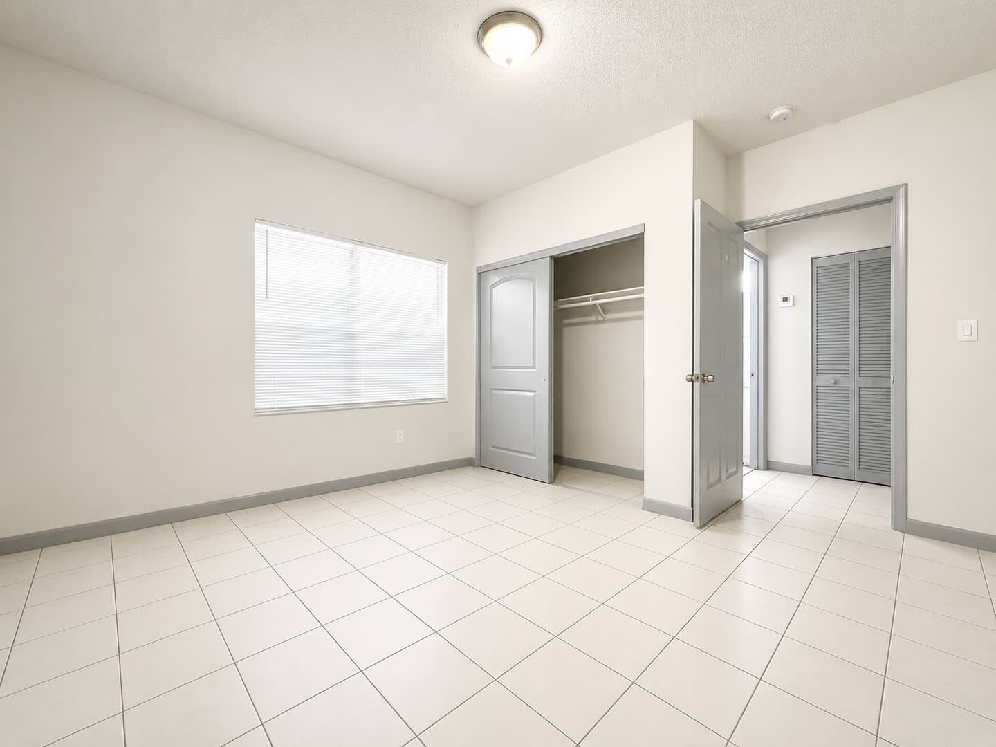 Three Bedroom Single Family Home with Private Fenced Yard and Driveway – photo 3