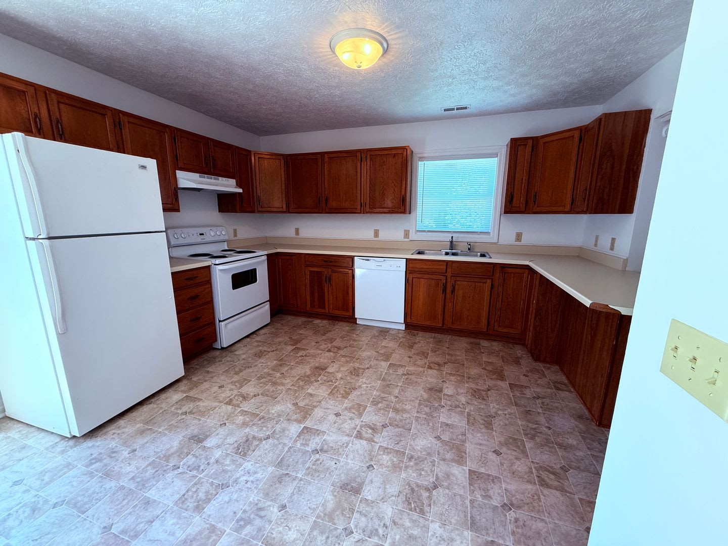 3 Bedroom, 2.5 Bath Townhouse – photo 4