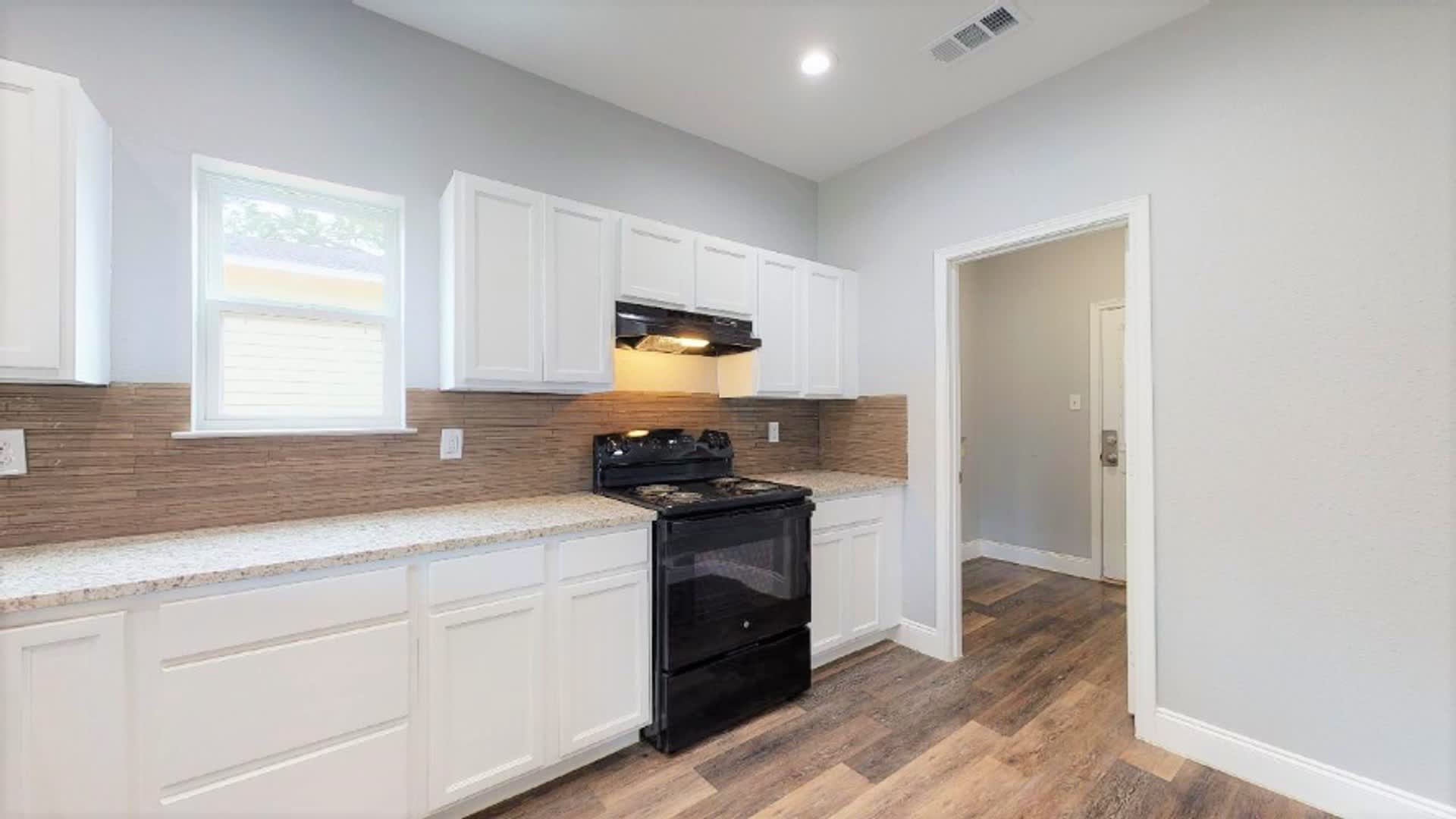 114 E Oak St – photo 5