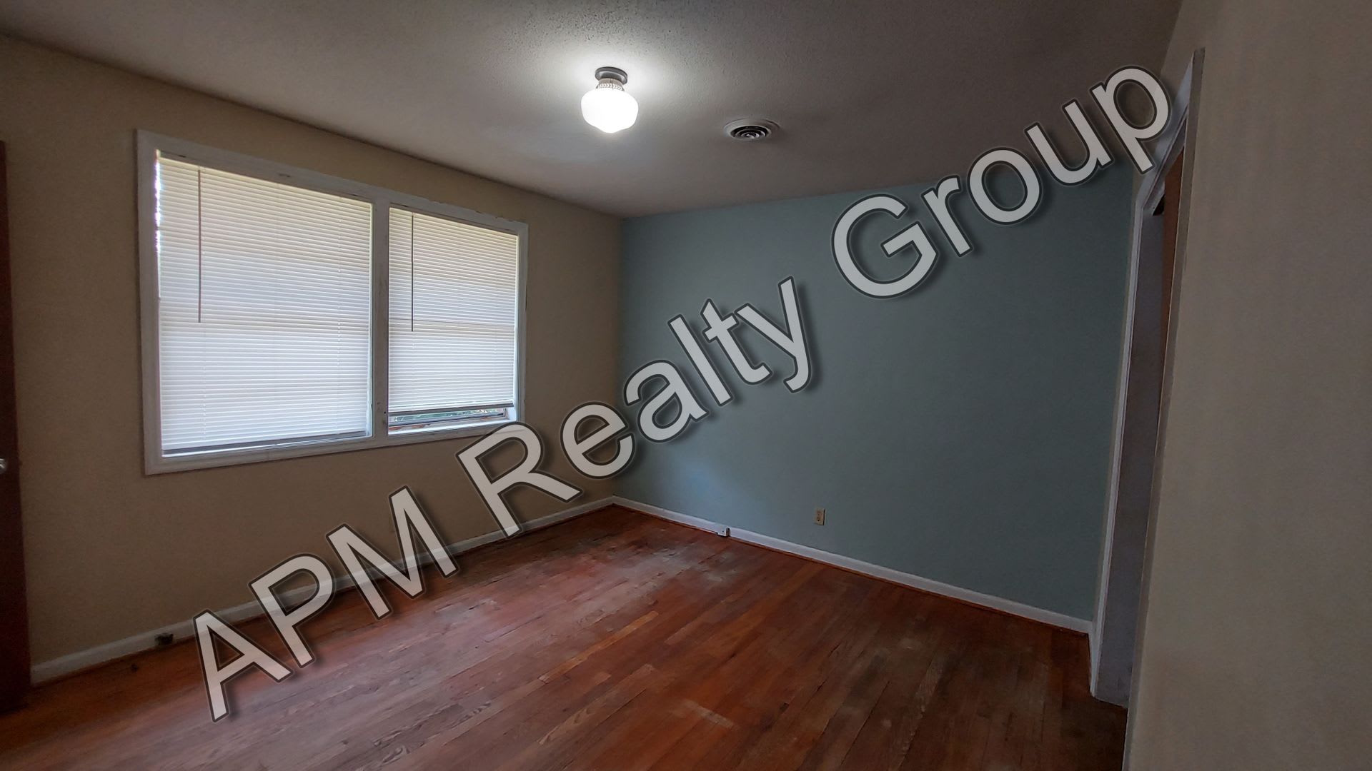 Three bedroom home in Southeast Columbia – photo 3