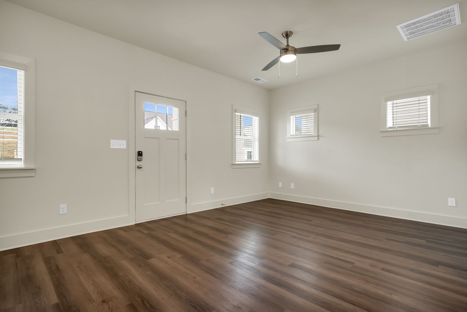 1 Bedroom Home with Private Driveway and Fenced Backyard – photo 4