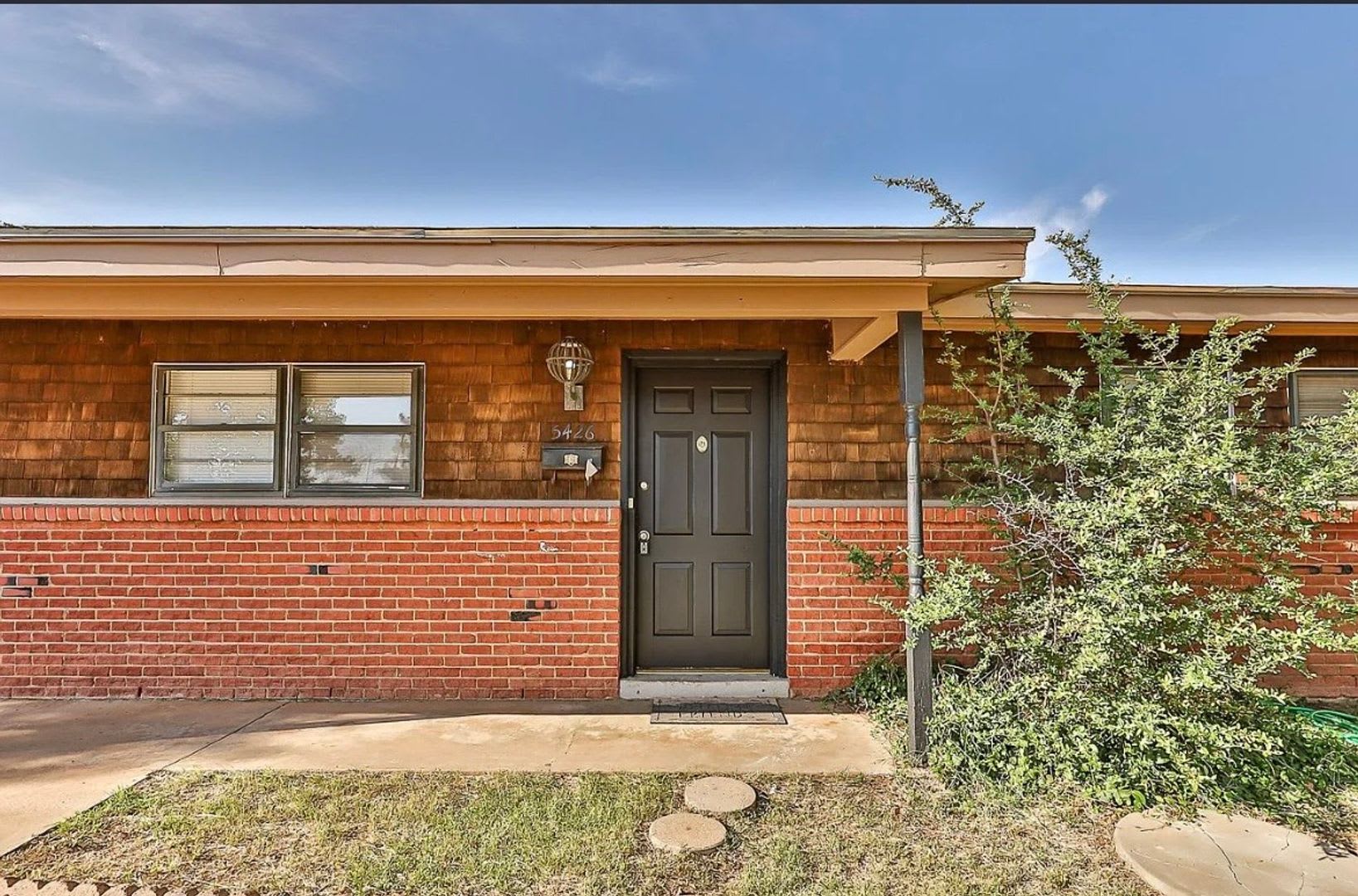 Centrally Located 3 bedroom 2 bathroom house! – photo 4