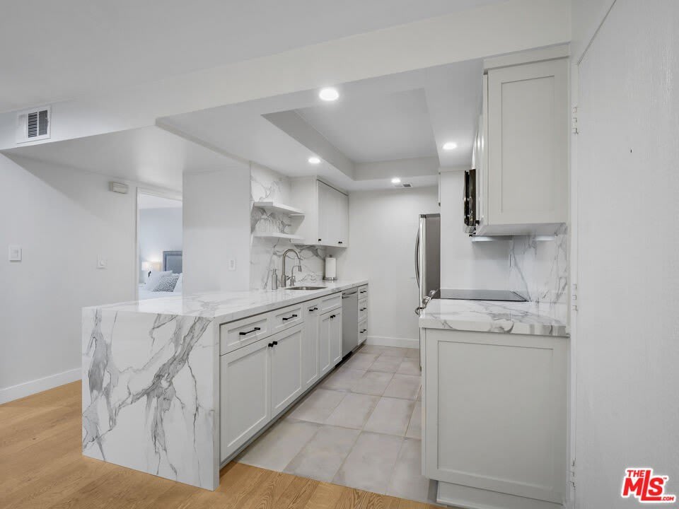1134 Alta Loma Rd – photo 2