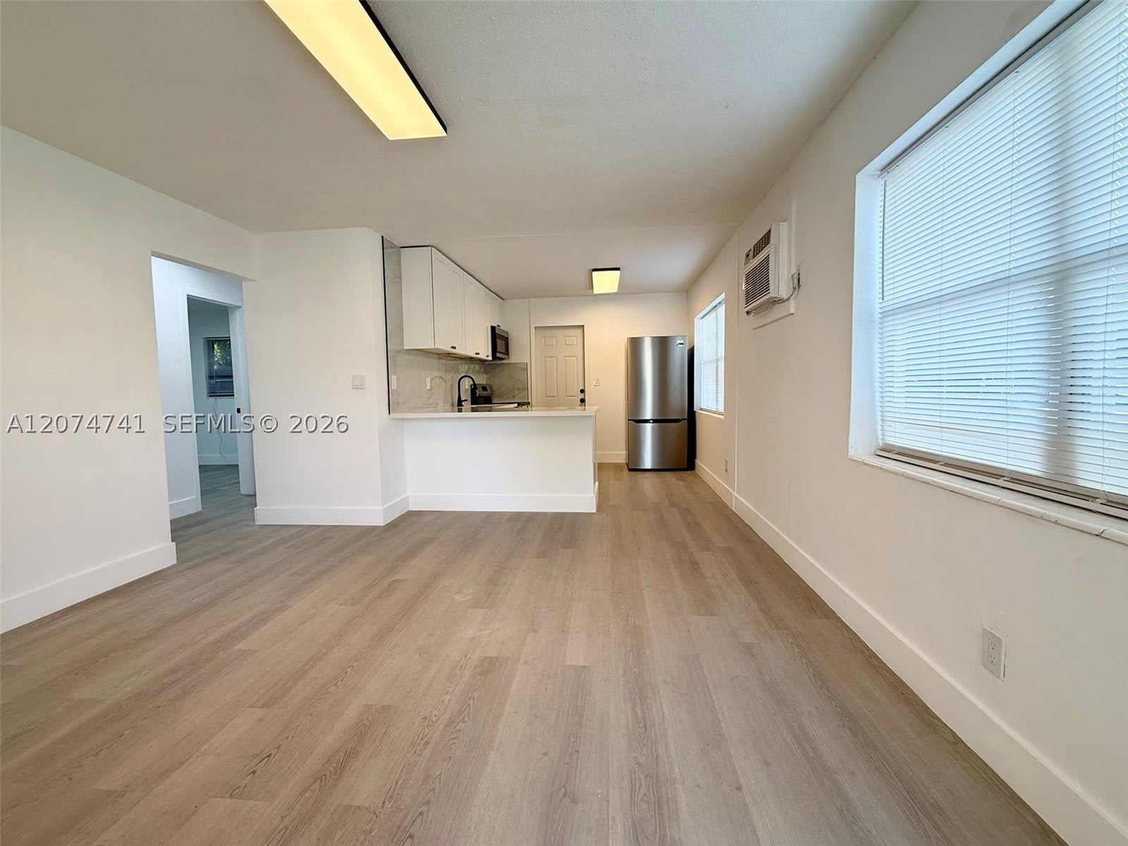 910 SW 2nd Ave – photo 1