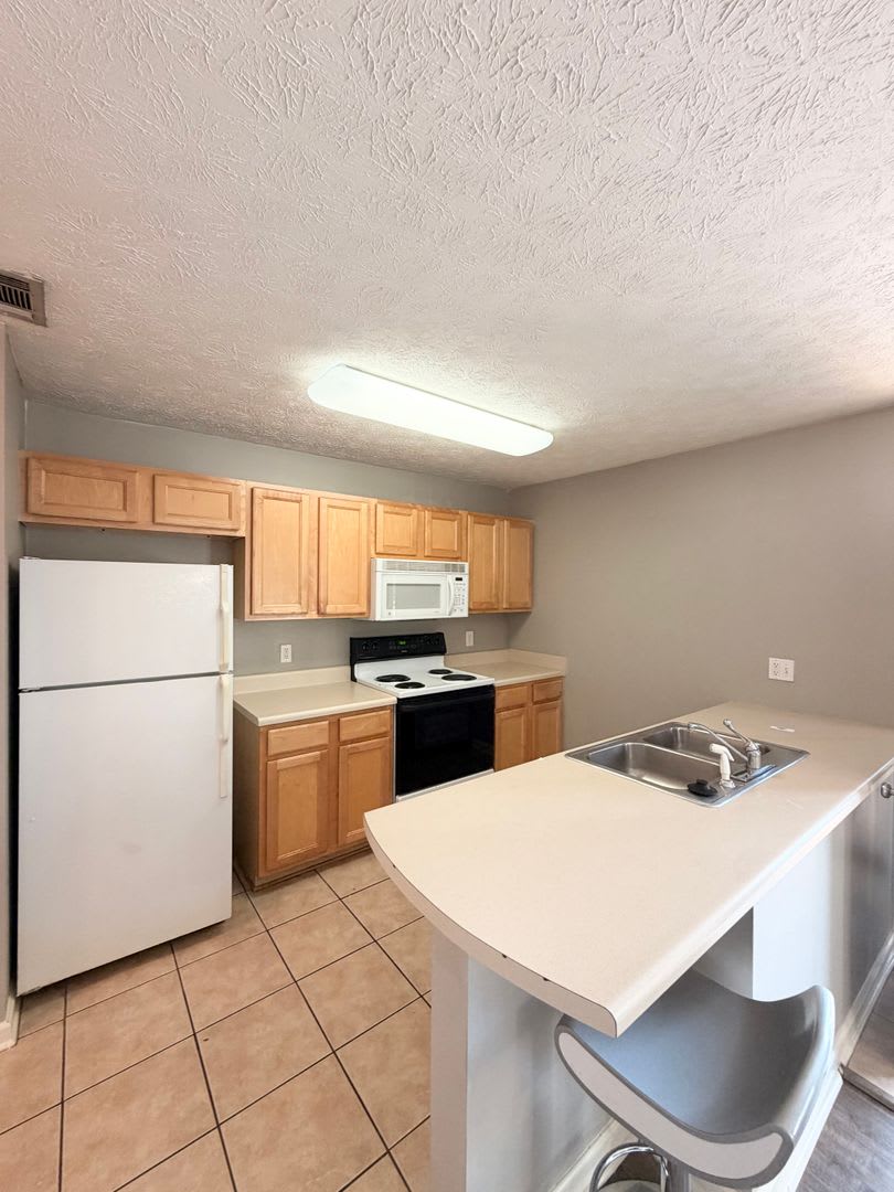 Available For Short Term Or Long Term Lease – photo 3