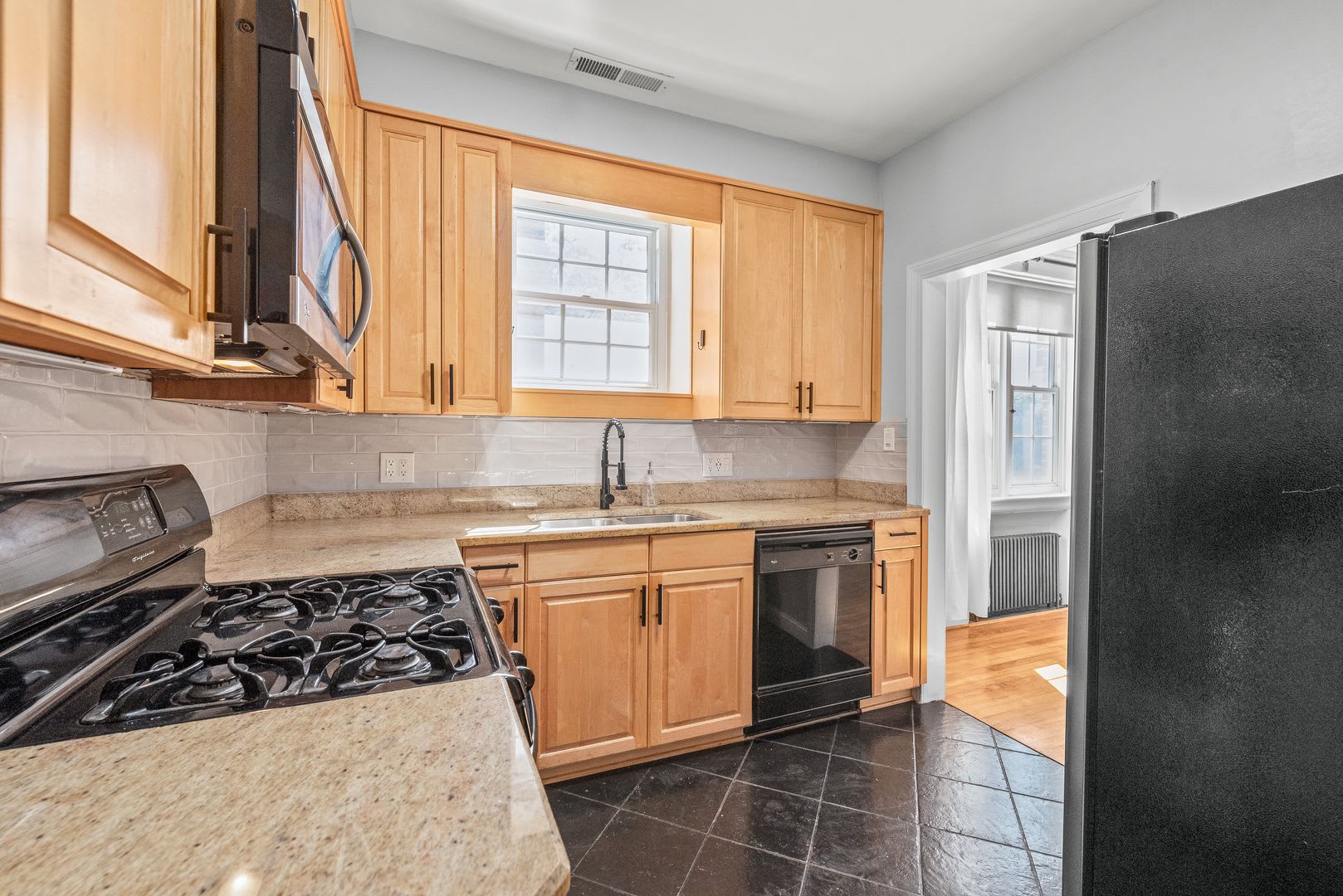 (Coming Soon) 2 bedroom condo on the Edges of Uptown, Dilworth, and Myers Park. – photo 5