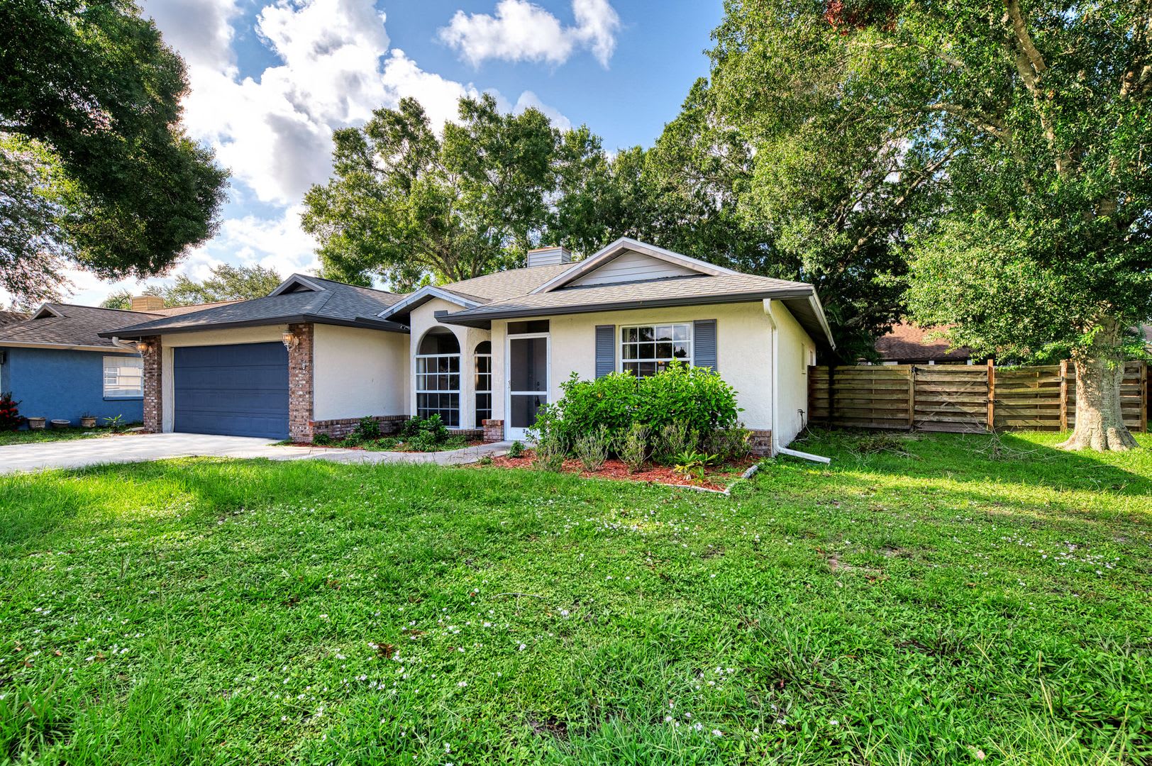 Stunning 3 Bedroom 2 Bathroom 2 Car Garage Home Located In The Highly Sought After Briarwood Community – photo 3