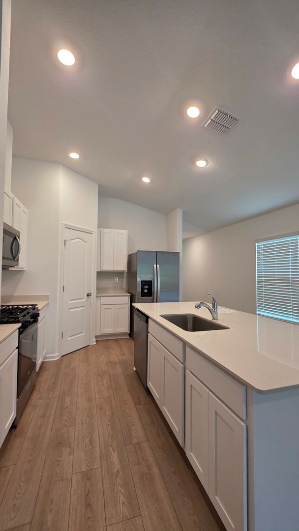 Beautiful 4 Bedroom in desirable Grand Reserve Community – photo 4