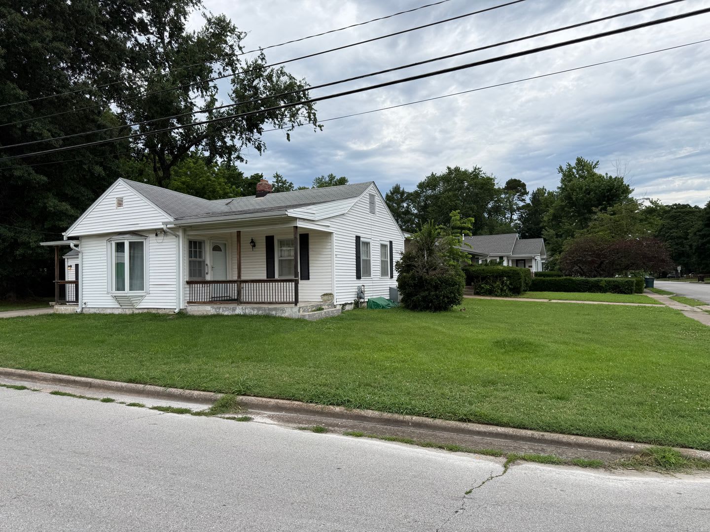 Charming 2 bedroom 1 bath home on large corner lot in desirable part of Springfield – photo 1