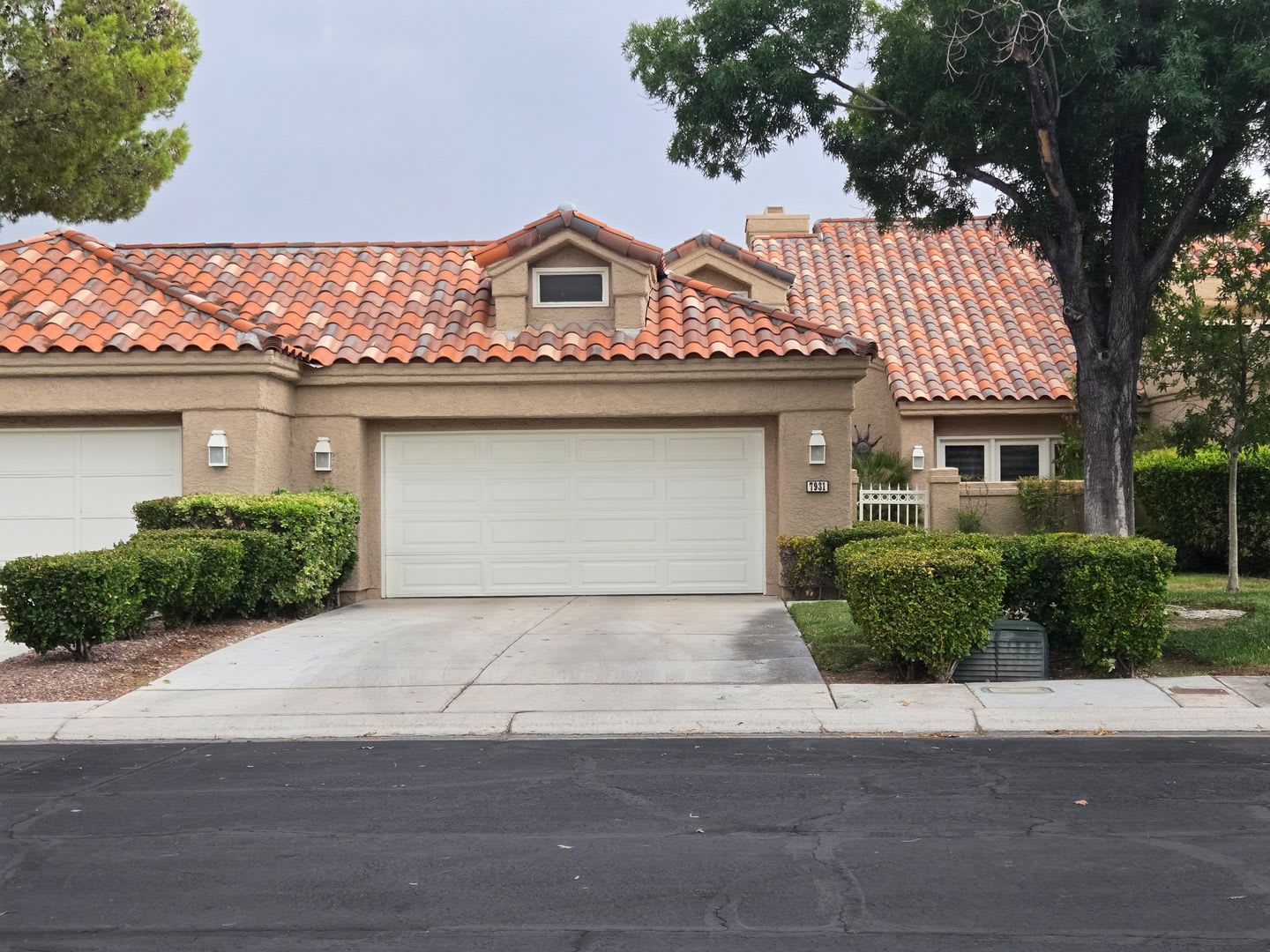 STUNNING GOLF COURSE AND WATER VIEWS IN GUARD-GATED SPANISH TRAIL! – photo 1