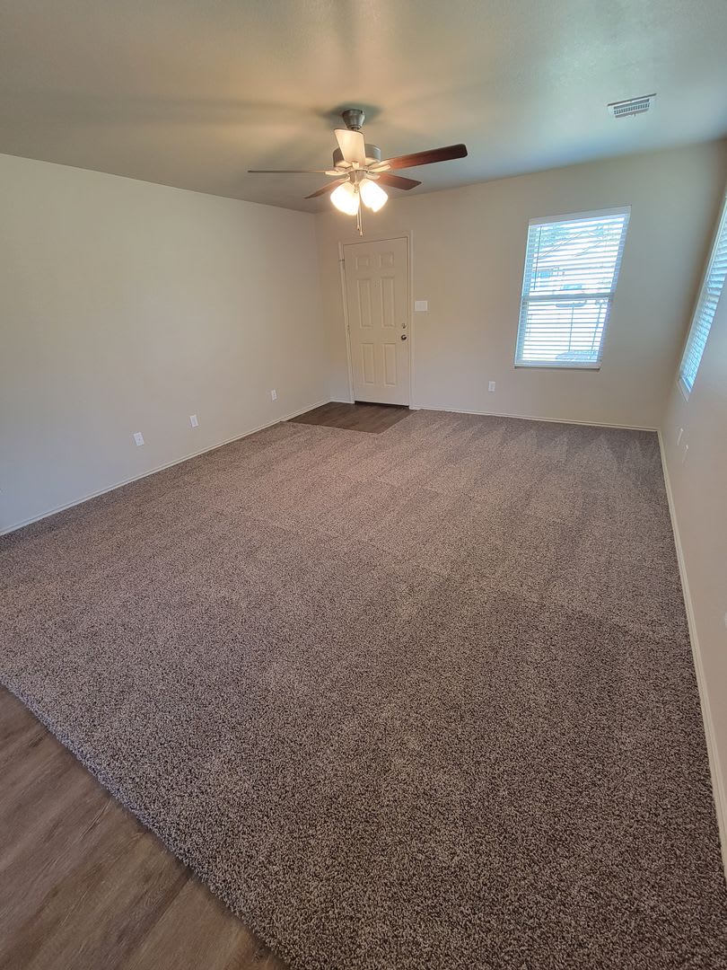Bryan -3 bedroom / 2 bath / 2 car garage / Large fenced in back yard. – photo 4