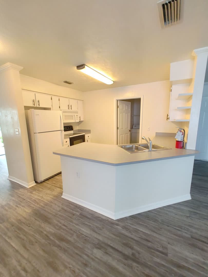 2/2 House with Garage in Palm Grove – photo 2