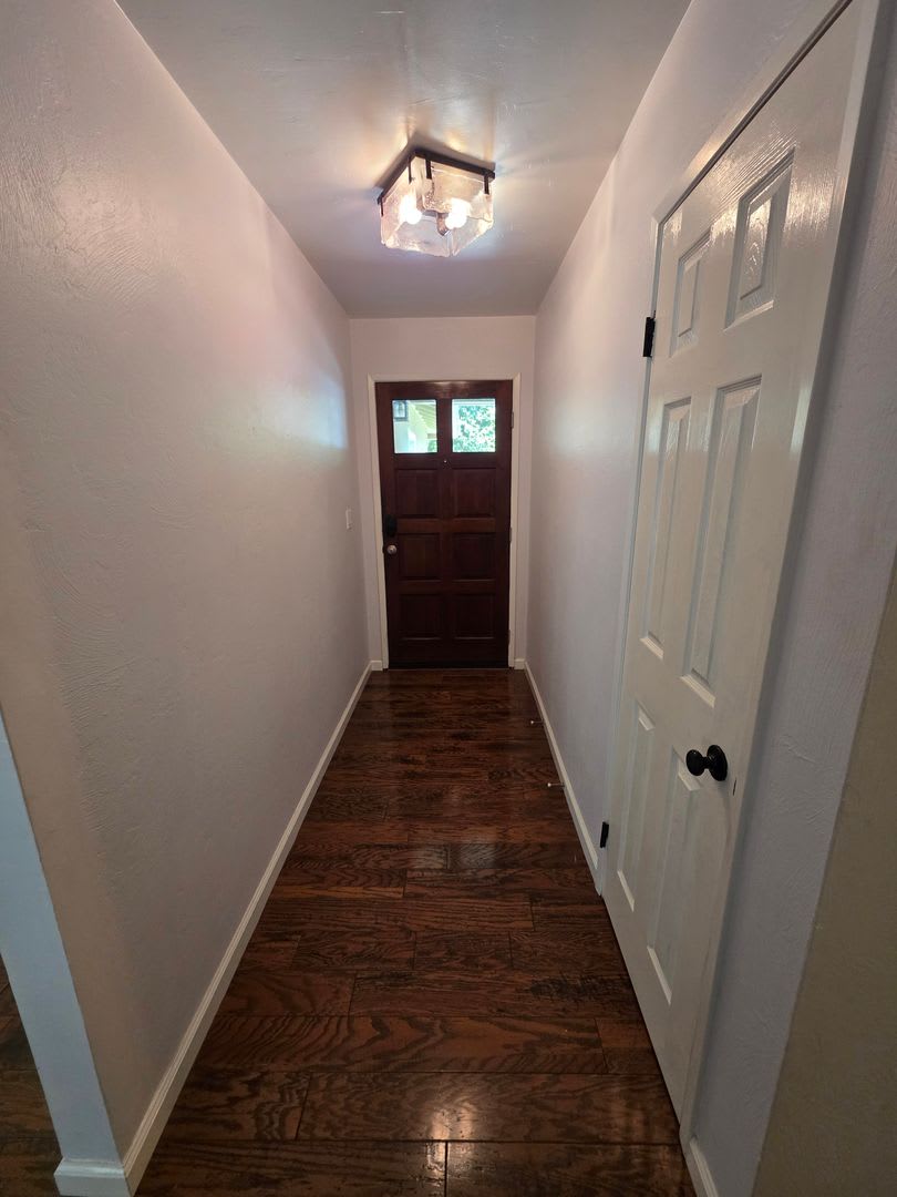 3 Bedroom 2 Bathroom Centrally Located Near Shopping and Restaurants! – photo 4