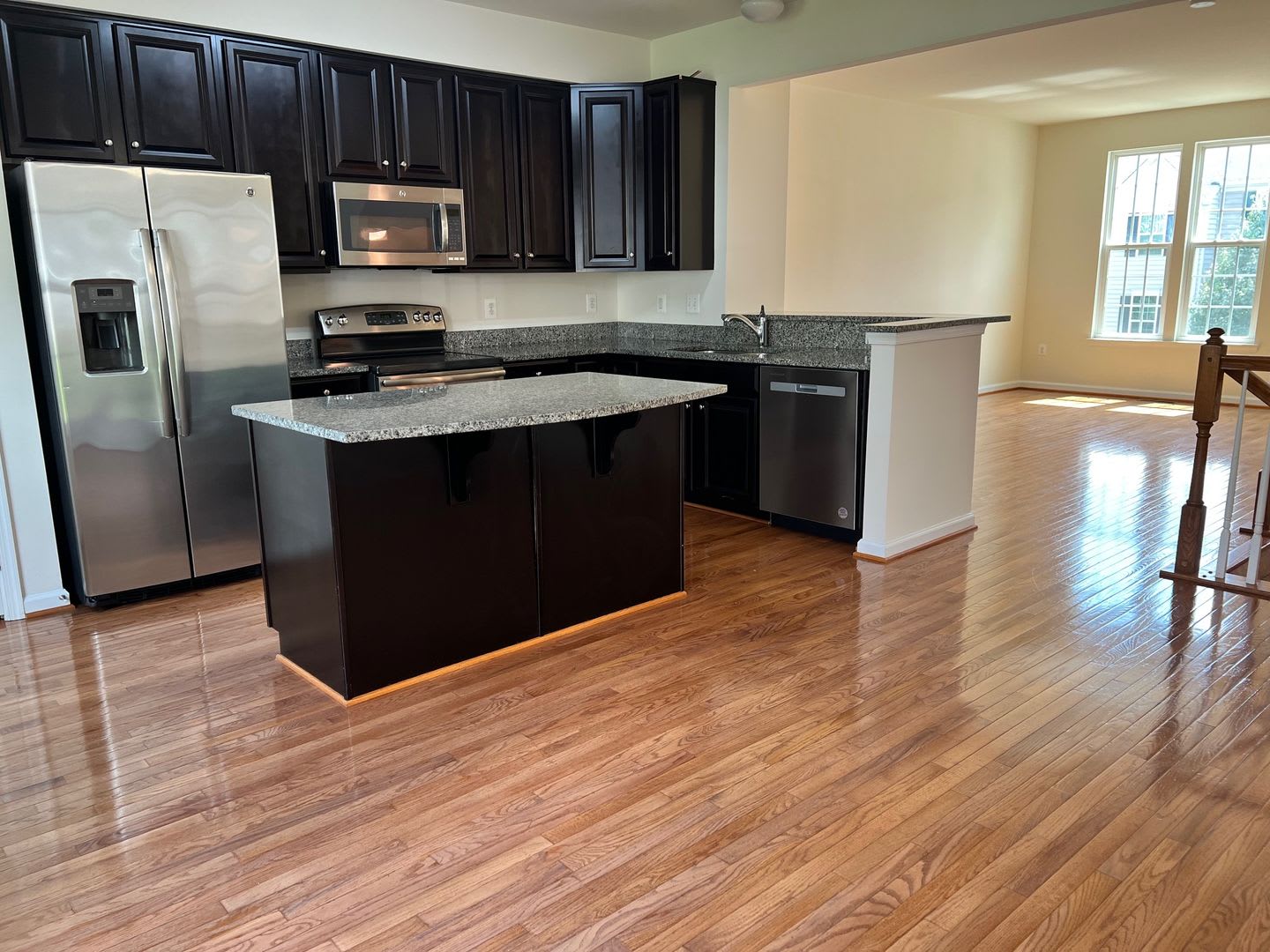 Stylish 3-Level Townhome with Garage in Riverwood – photo 2