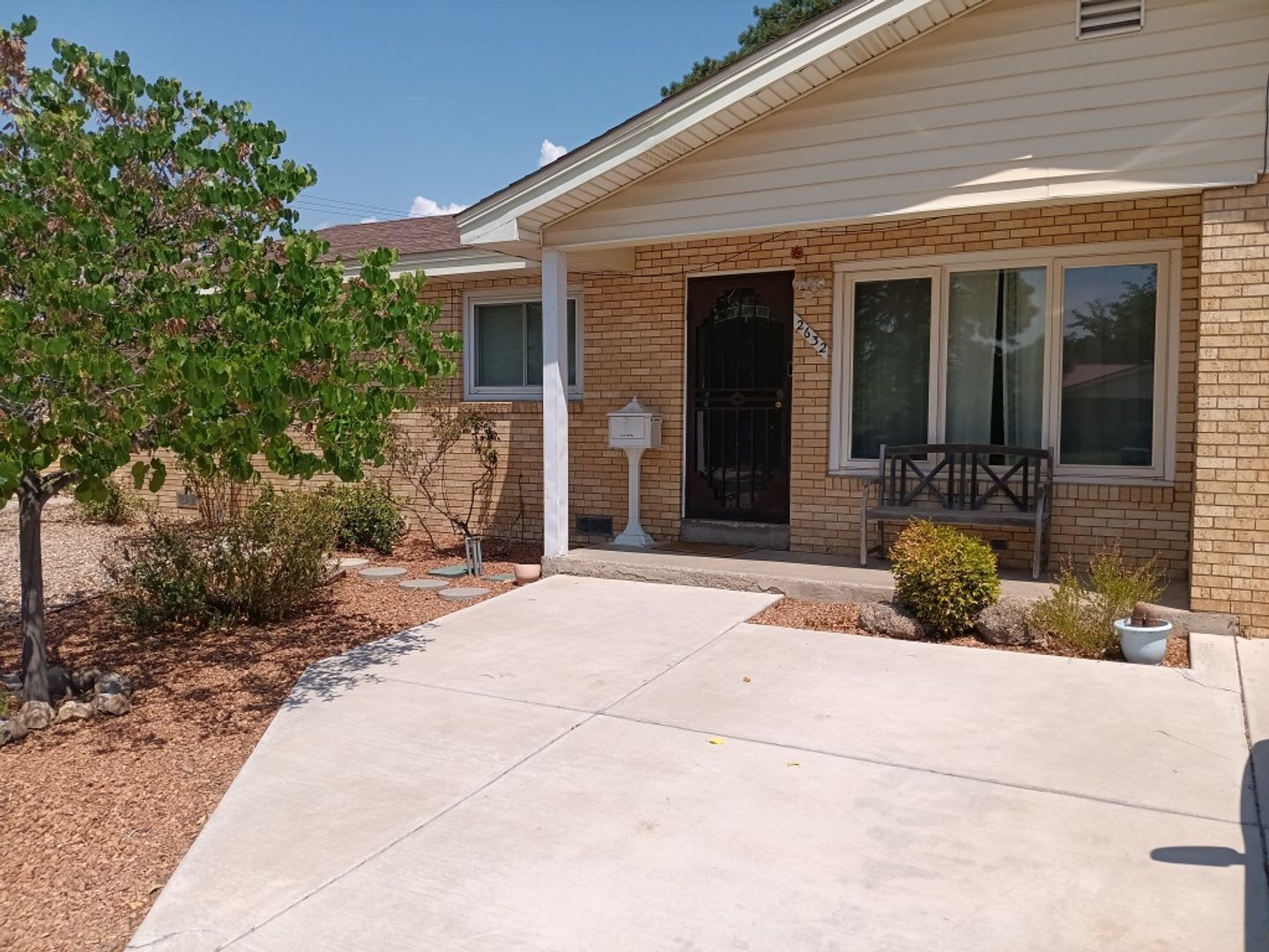 4 Bedroom, 2 Bathroom Home! Schedule a Showing! – photo 1
