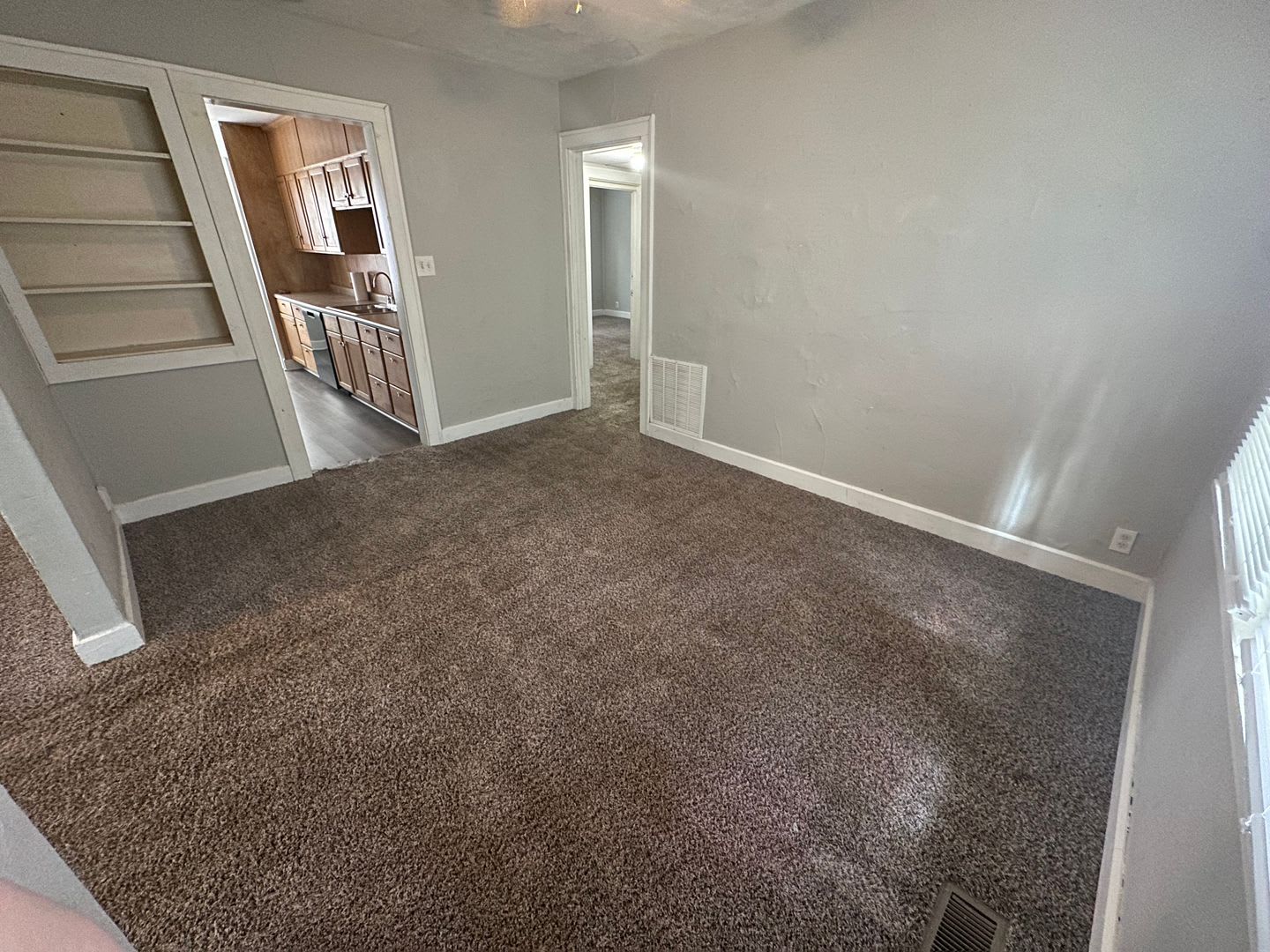 1122 W Rex St Walk To Ball State Spacious 4 Bed 1 5 Bath With In Unit Laundry Preleasing For August – photo 3