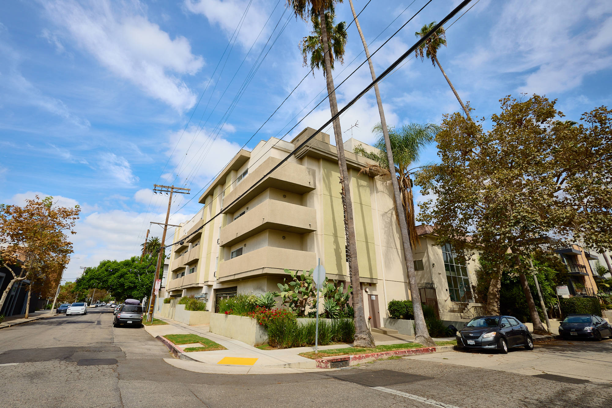 1201 N Mansfield Ave – photo 1
