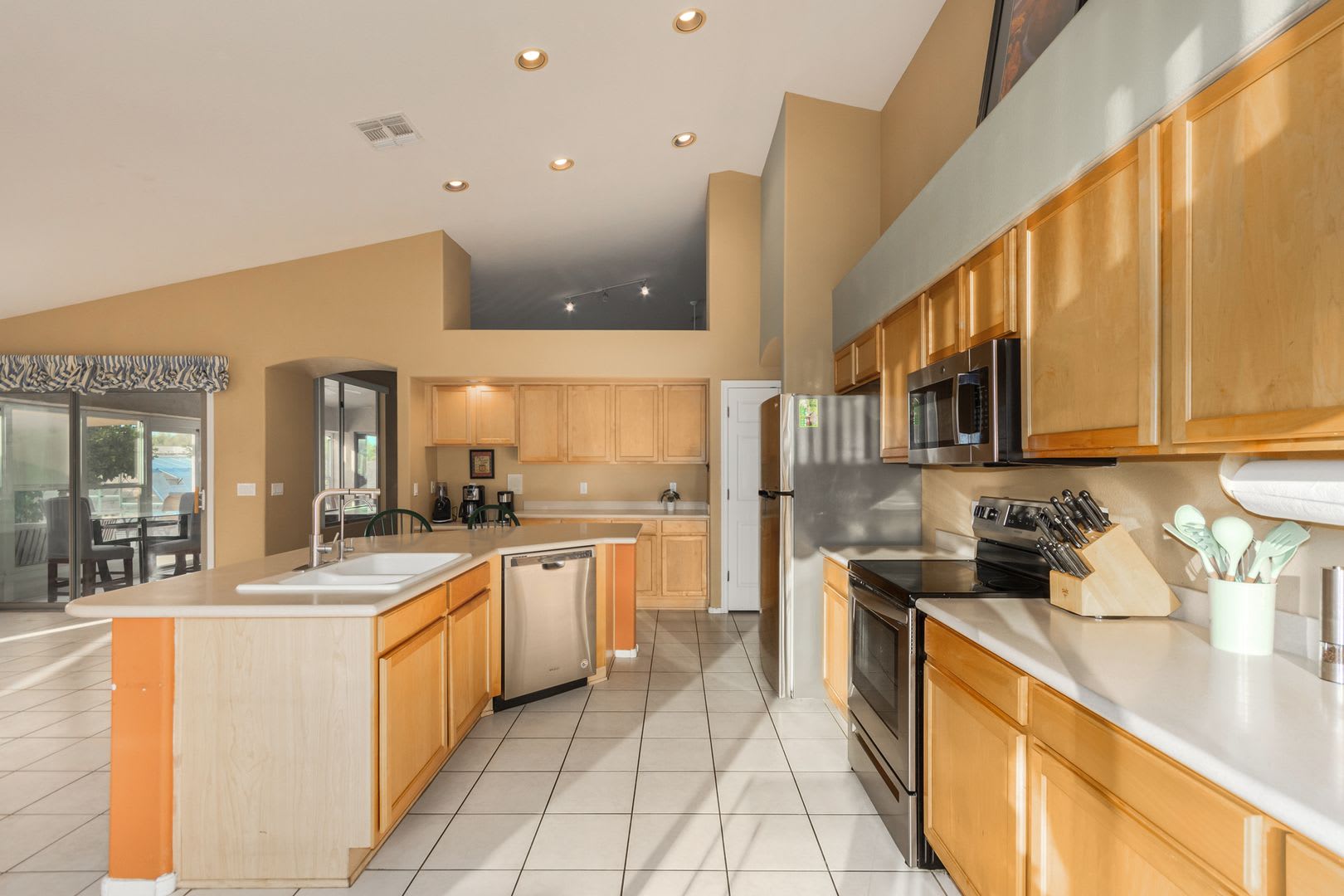 Spectacular 5 bdrm Home, OFFERS SOLAR ELECTRIC! – photo 1