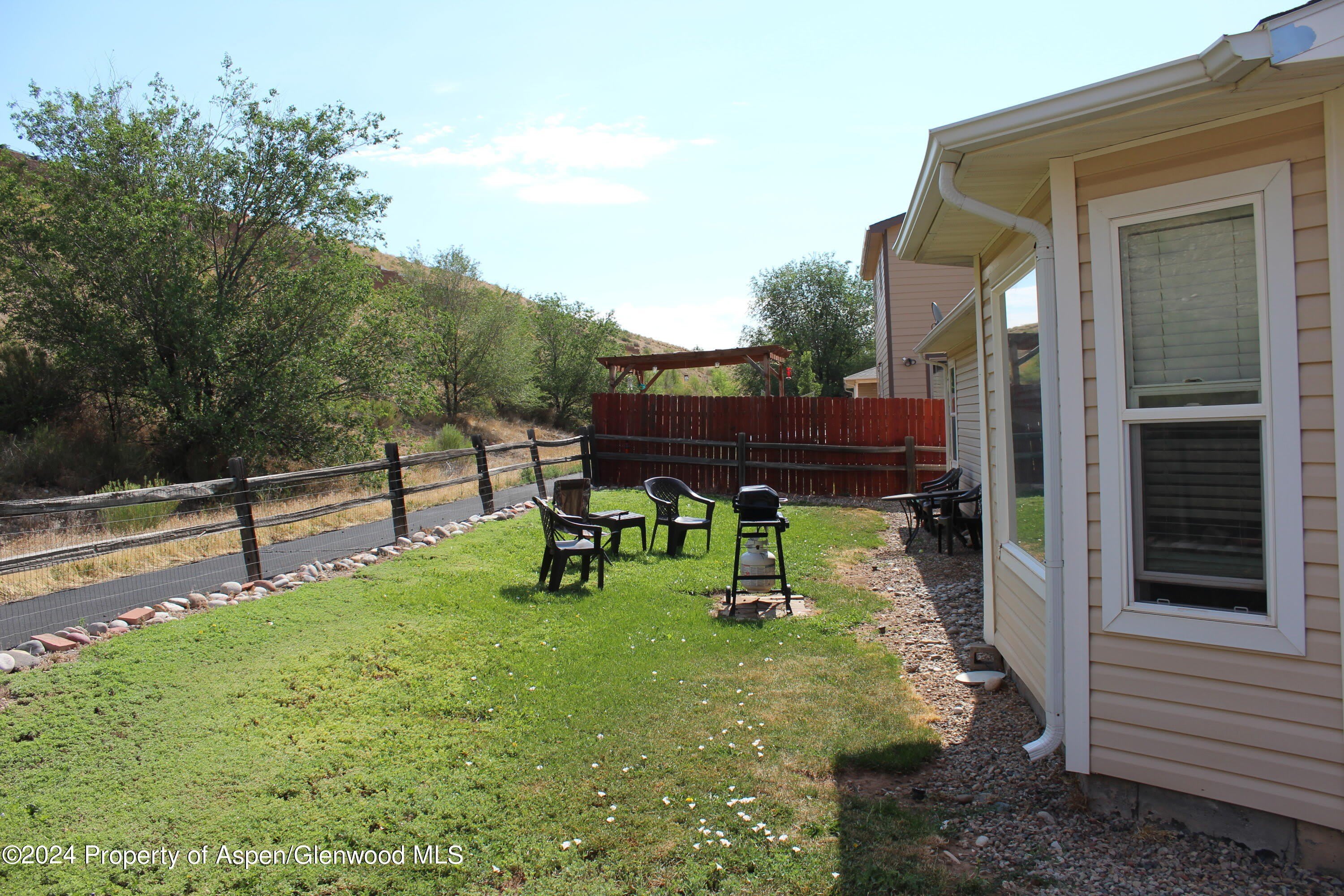 2474 Pioneer Way – photo 2