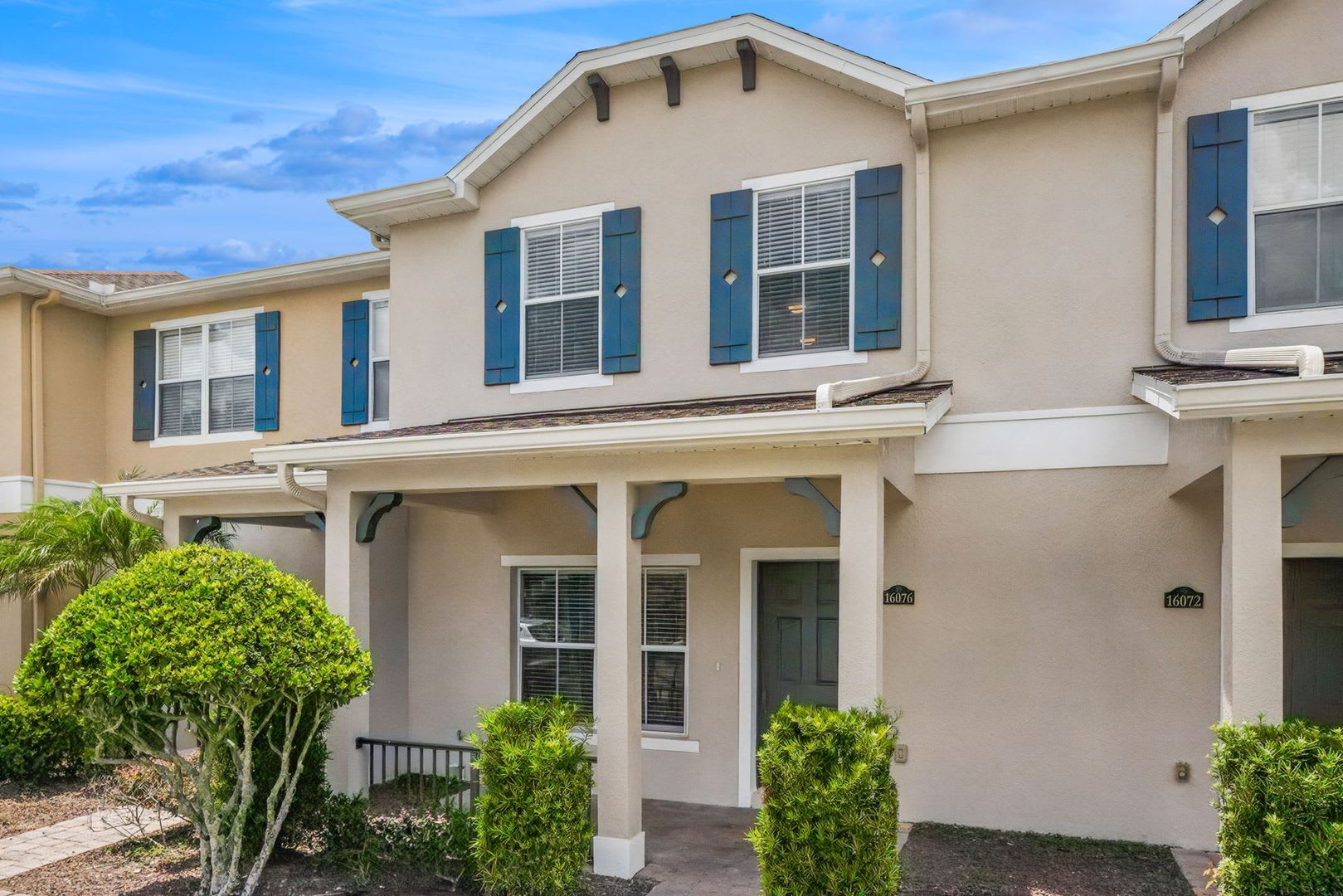 Charming Avalon Park 3/2.5 Townhome with 2-Car Garage! – photo 2