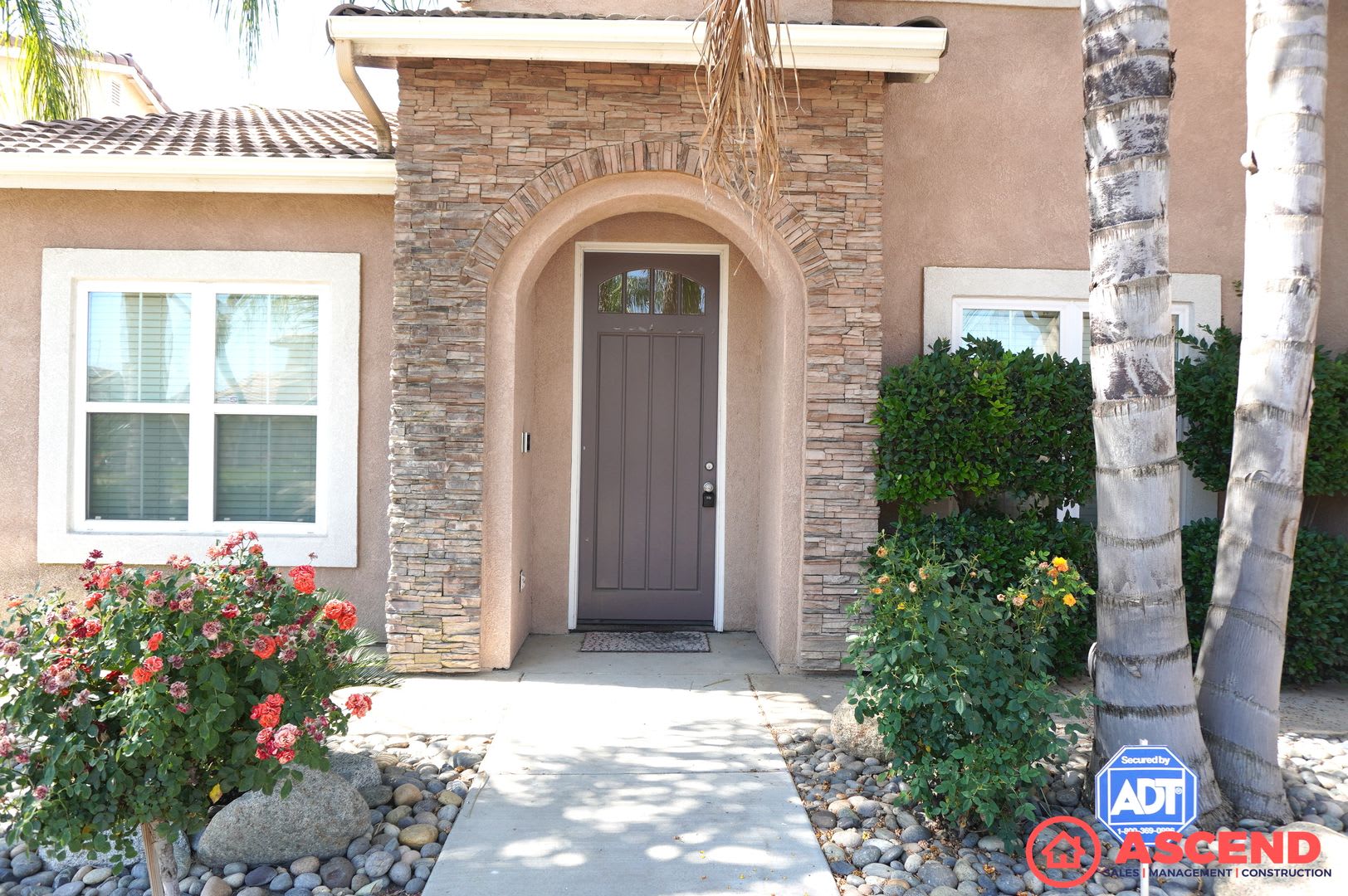 Move-In Special! Deposit Moves You In! Beautiful 5-Bedroom Home with Fireplace & Garage in Delano – photo 2