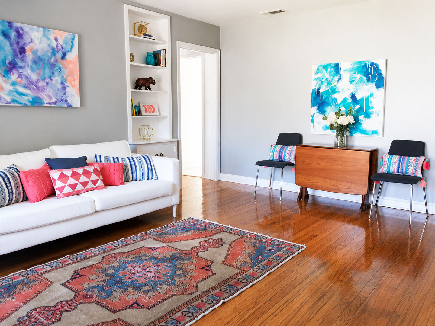 2 bedroom North Loop Bungalow – photo 4