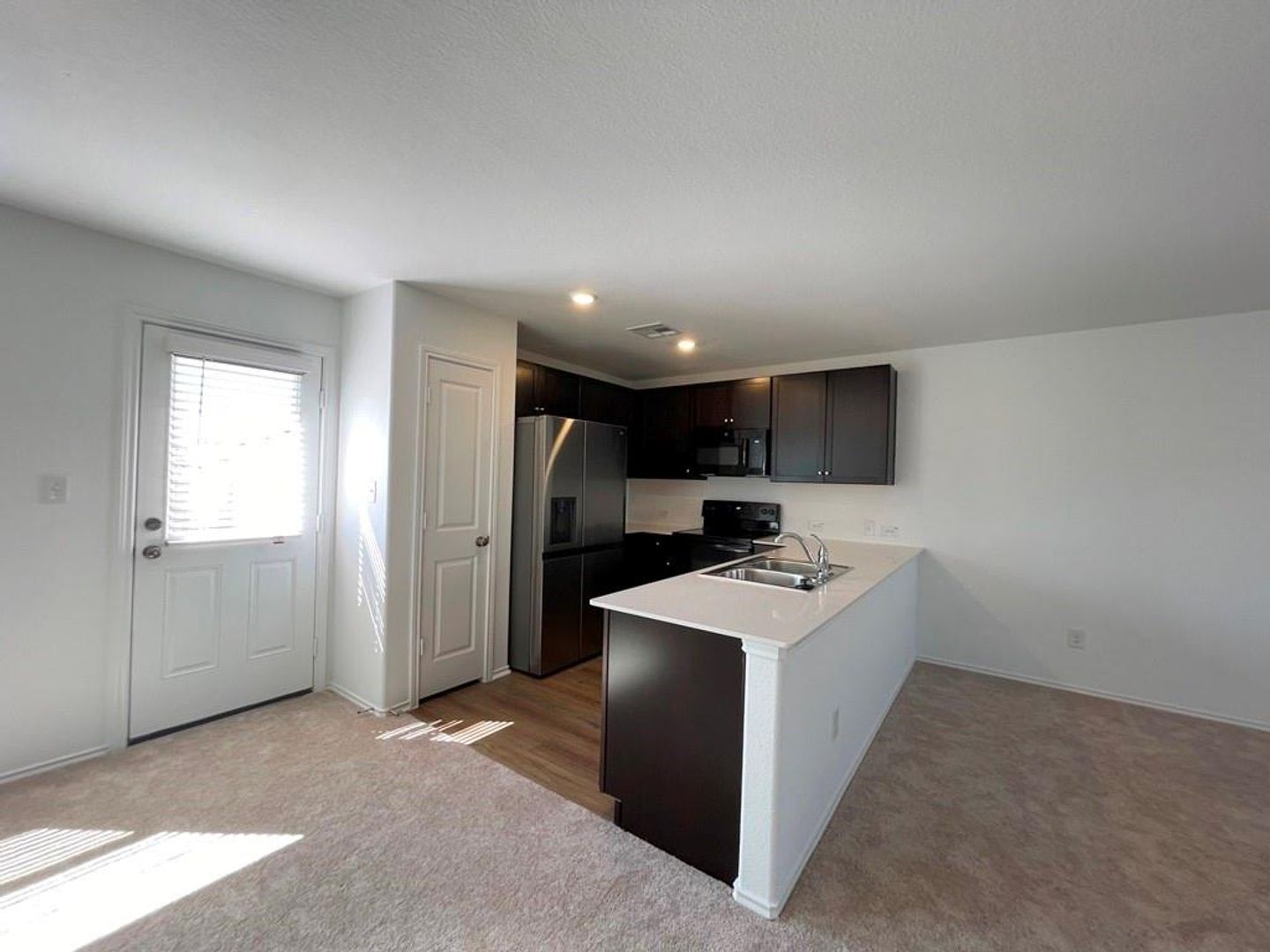 Great 2 story, 3 bedroom, 2.5 bathroom home available in Rancho del Cielo subdivision! – photo 4