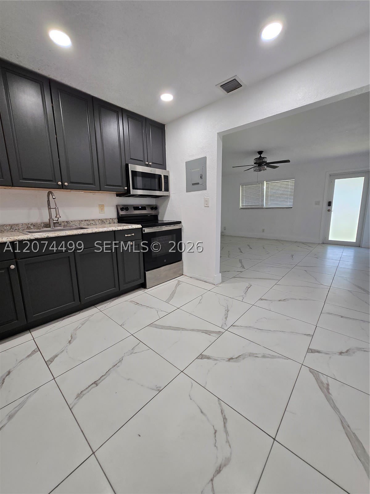 154 NW 14th Way – photo 2