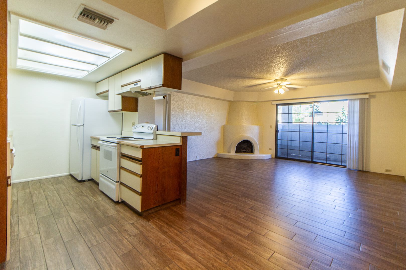Come Check Out this Classic 2BED, 2BATH CONDO – photo 2