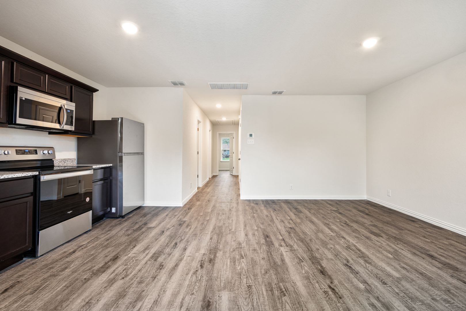 2 Week Free Move-In Specila! Spacious 3-Bedroom Home with Hardwood Floors & Modern Finishes in Seguin – photo 5