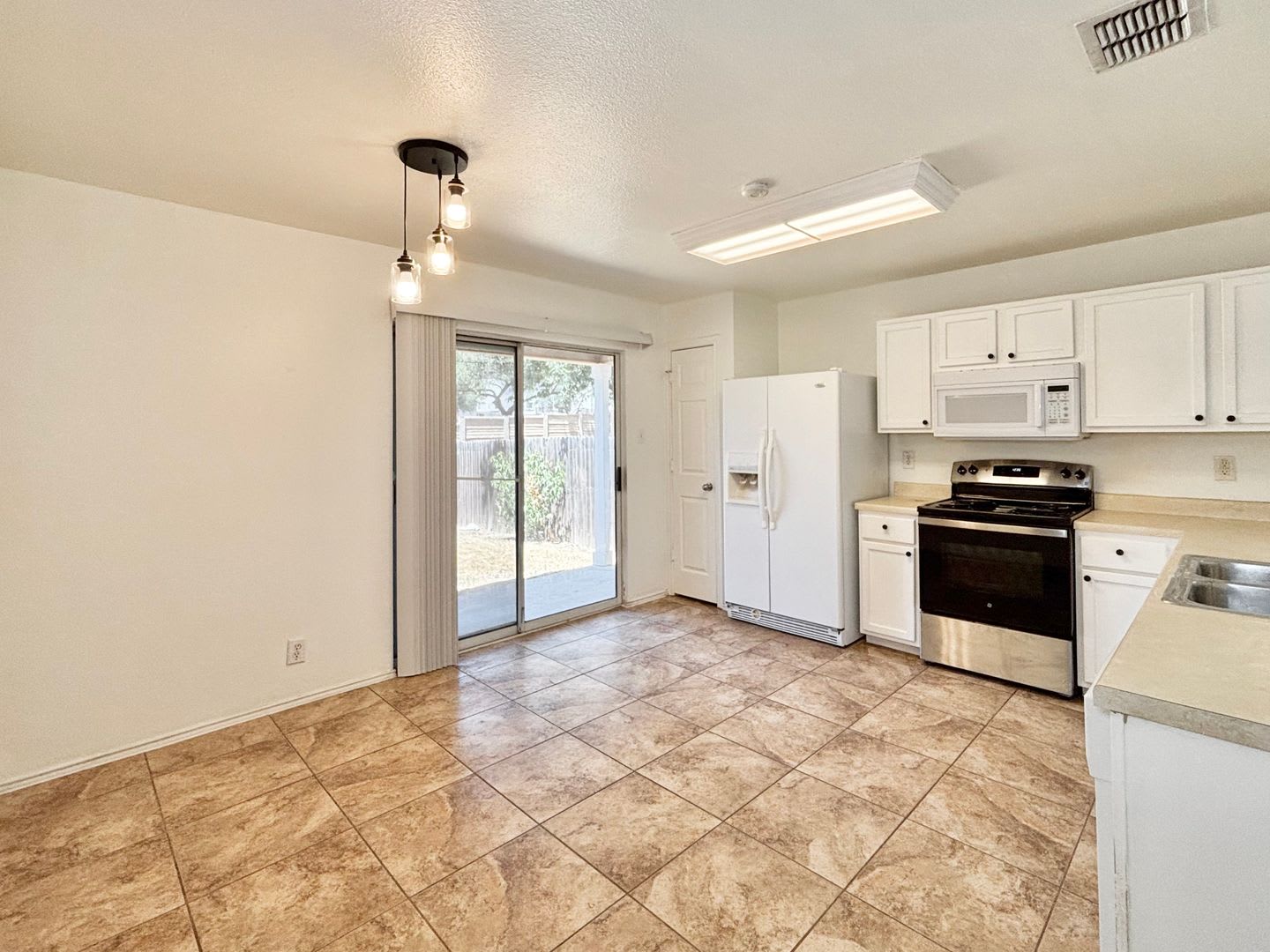 No Carpet! Charming 3-Bedroom Home in Bulverde Village – photo 5