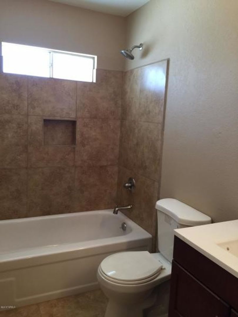 Great Updated Remodeled Home A C Community Pool Covered Parking – photo 4