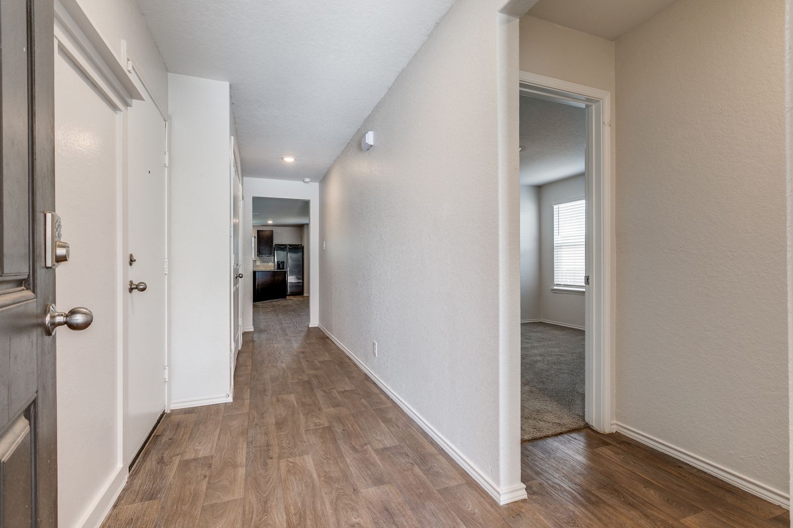 BEAUTIFUL 3-BEDROOM D.R. HORTON HOME IN REDBIRD RANCH – photo 4