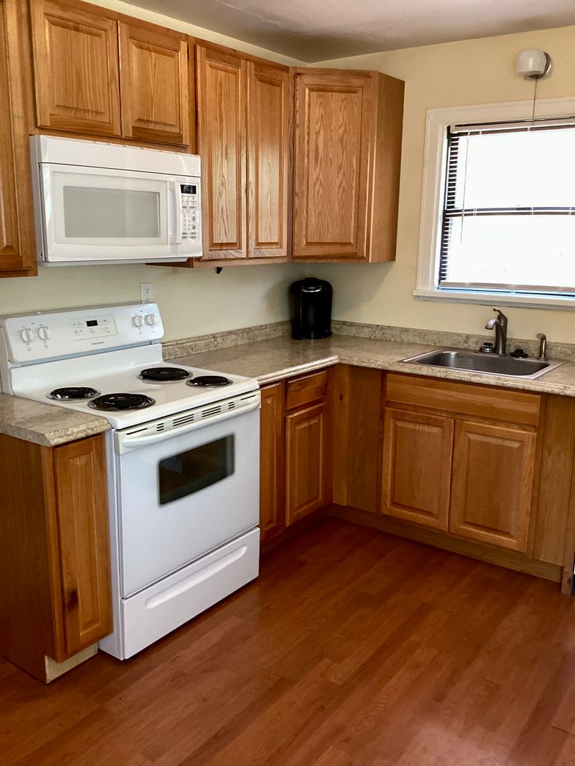 Partially furnished 4 bed 2 bath home – photo 1