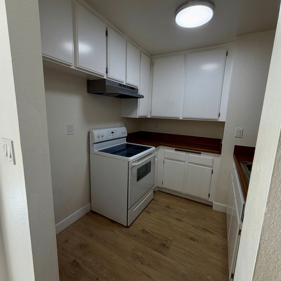 Great condo in gated community, 1 Bed, 1 Bath. Good Location. – photo 3