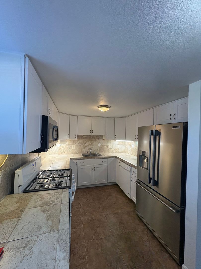 No Utilities Studio apartment with full Kitchen and Laundry – photo 3