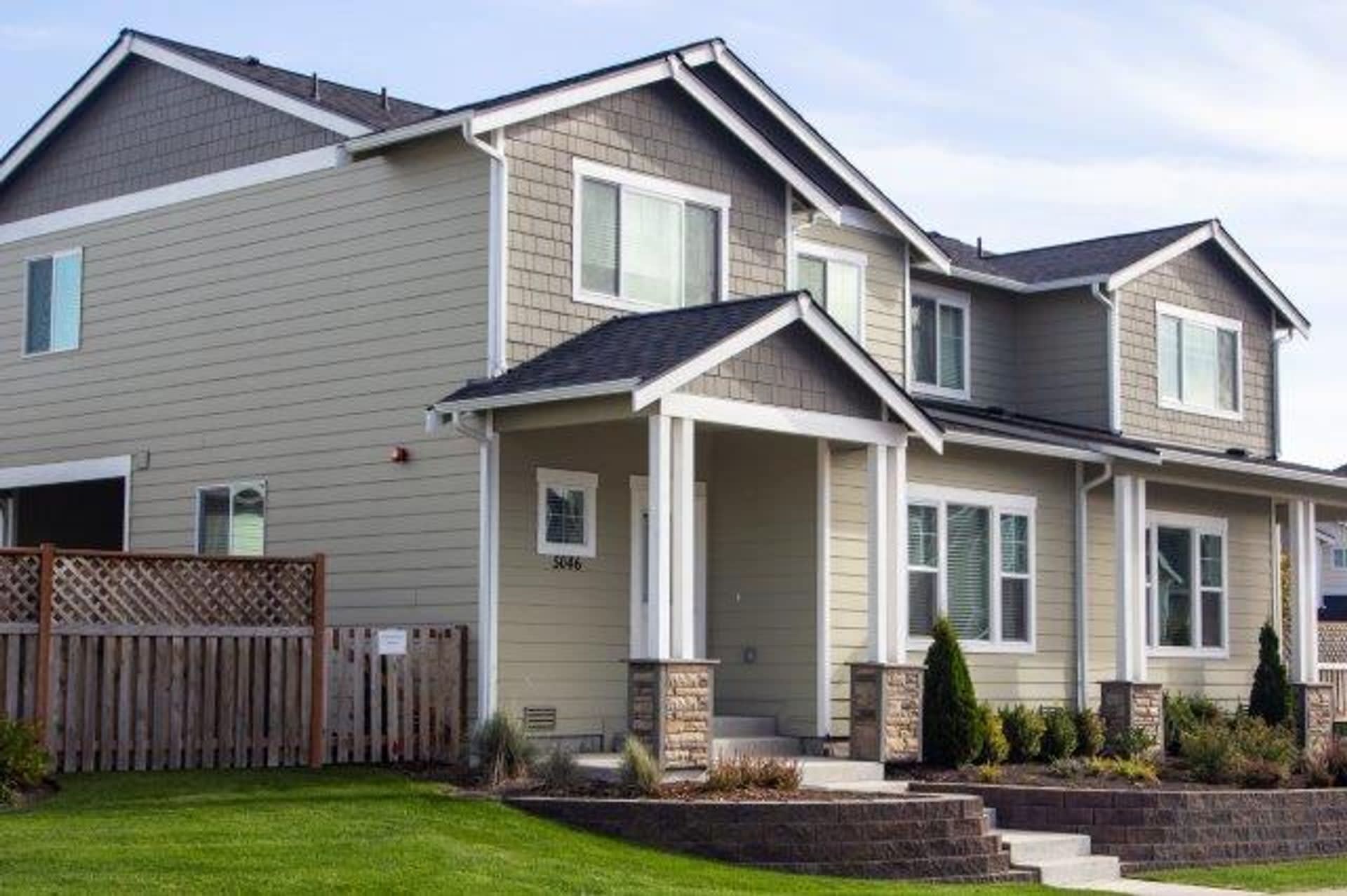 2 Bedroom 2.5 Bath Townhome with attached garage. Schedule a tour today! – photo 1